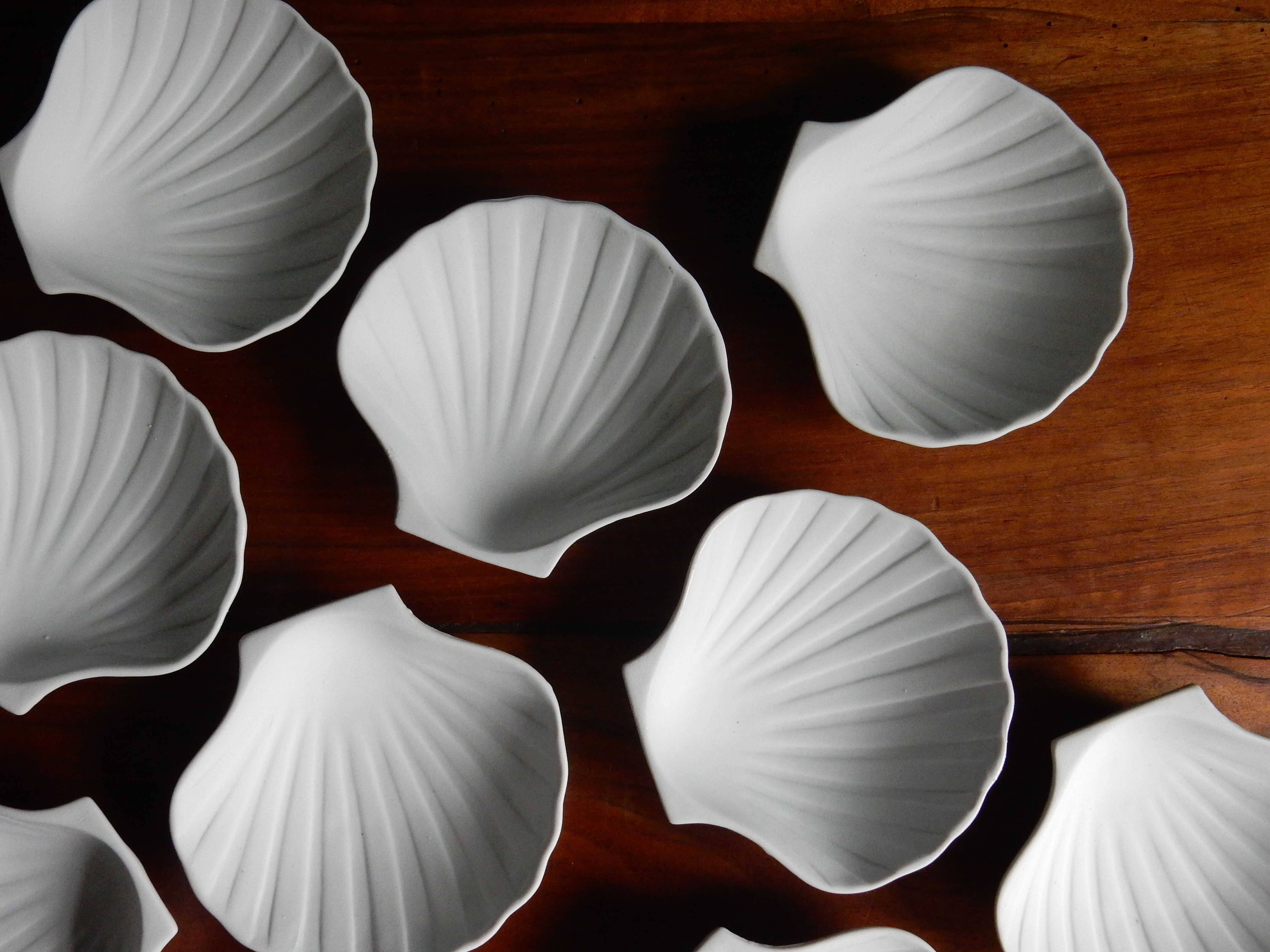 12 coquilles Saint Jacques porcelaine biscuit