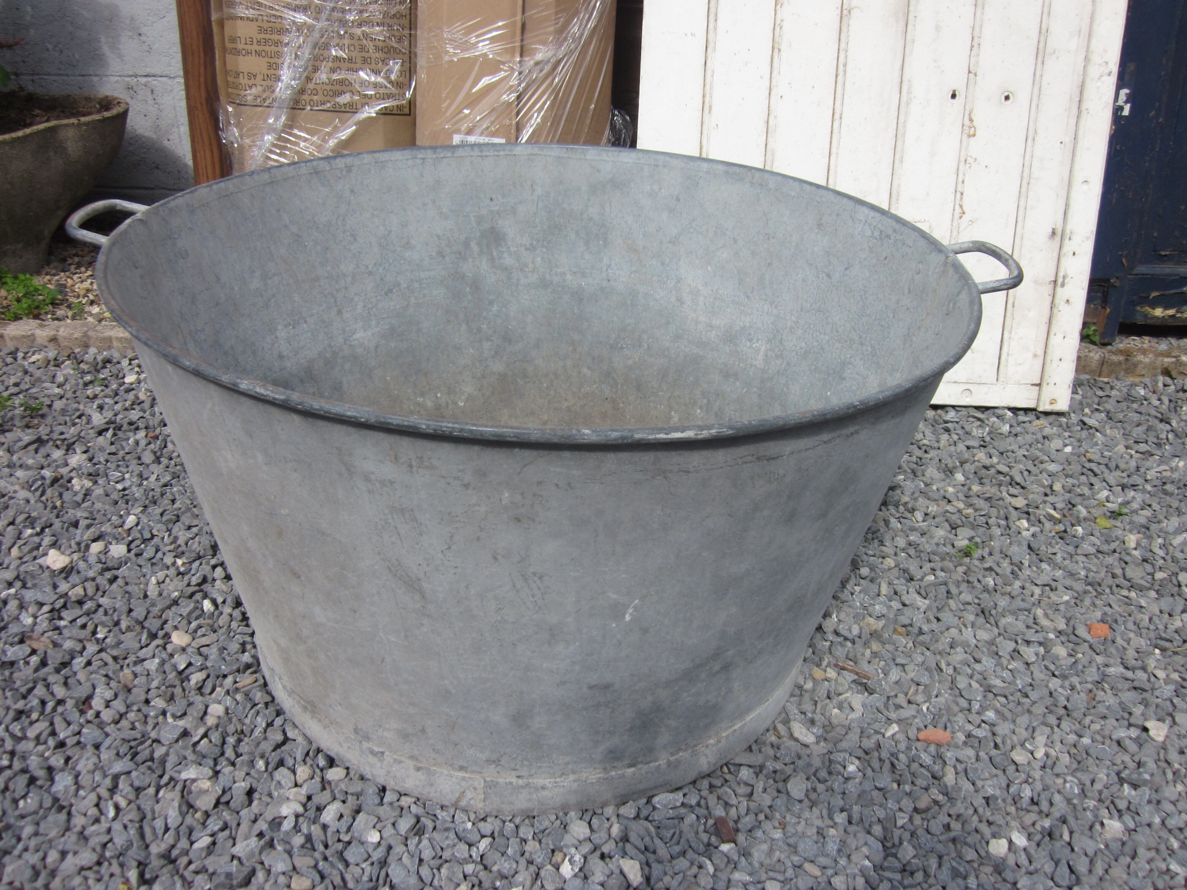 Round zinc basin