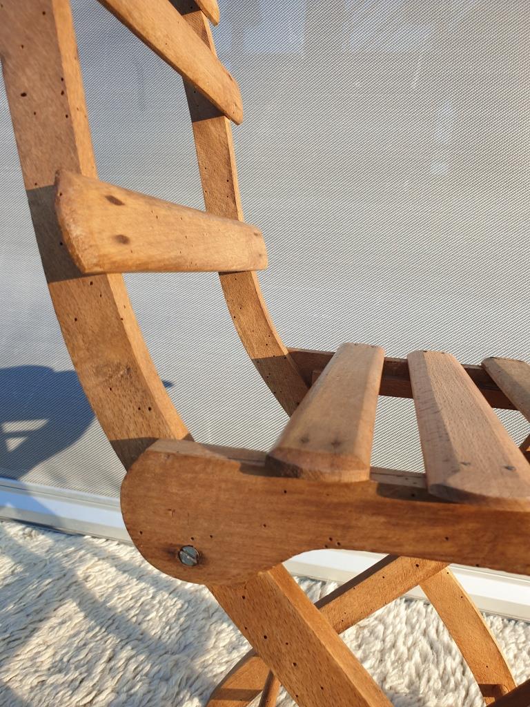 Foldable children's chair with beveled wooden slats