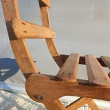 Foldable children's chair with beveled wooden slats