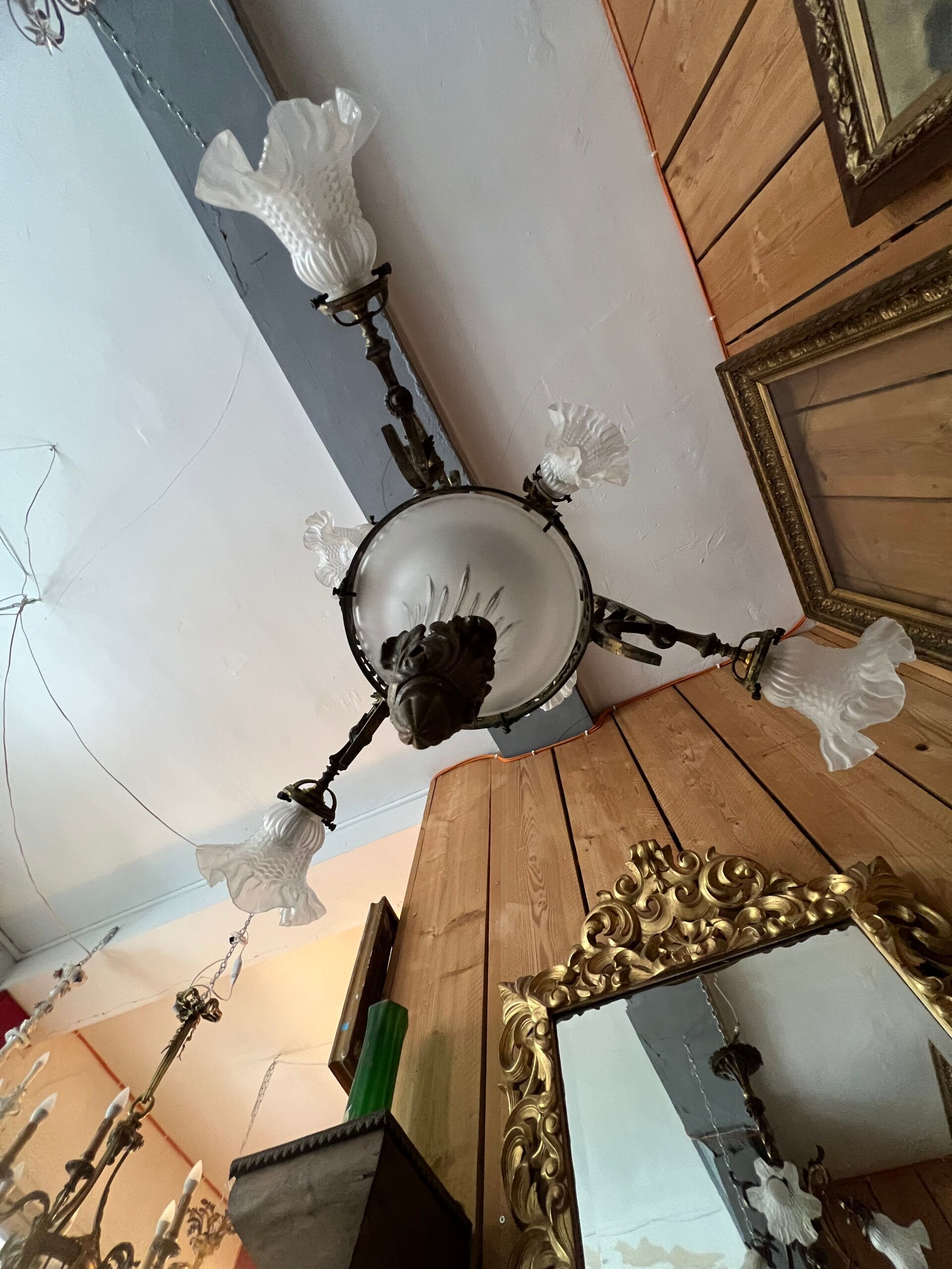 19th century brass and bronze chandelier, Napoleon III, illuminated by 6 tulips and a central globe