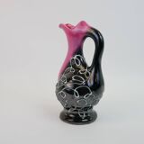 Carafe Vallauris noire et rose à motifs blanc en relief