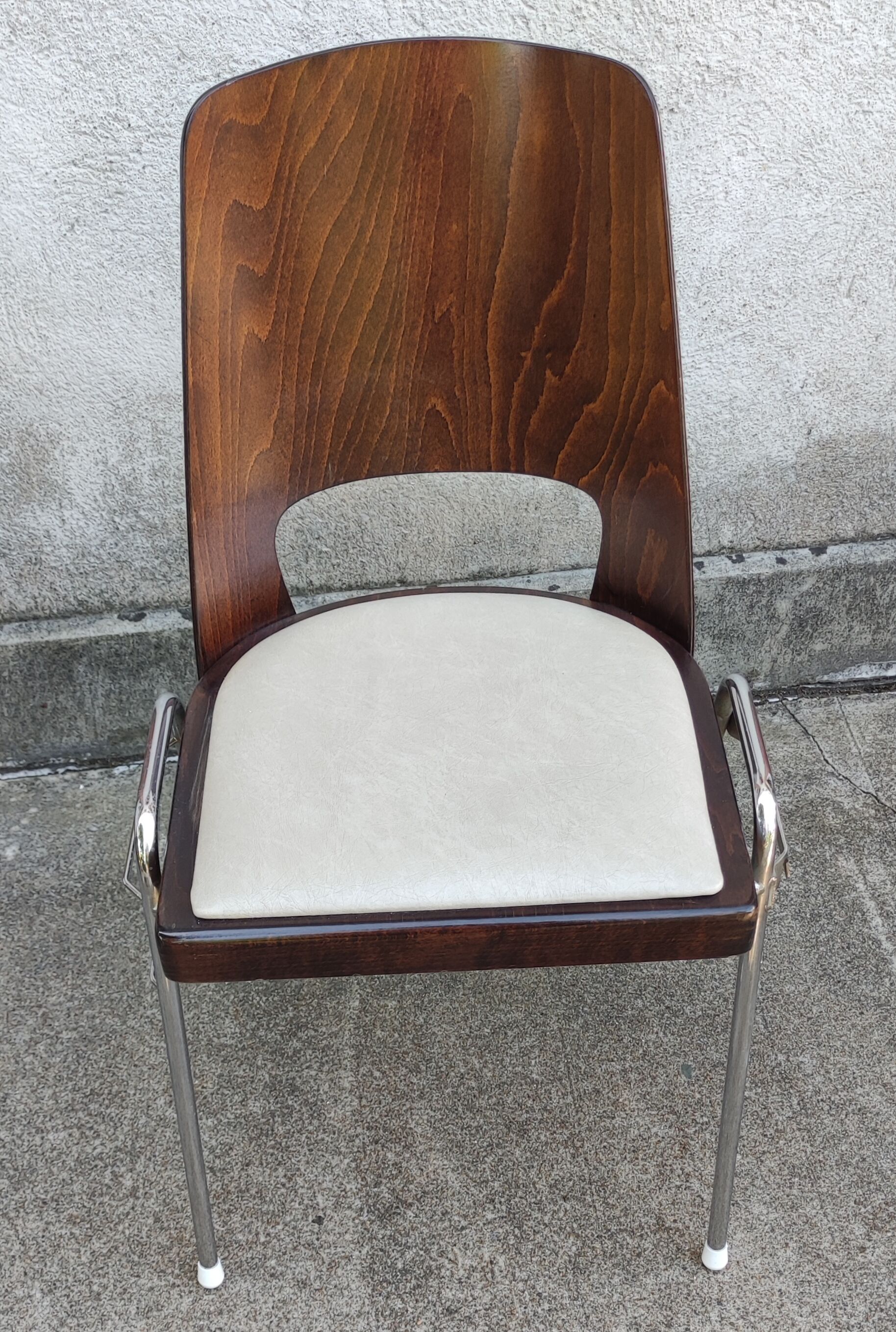 Series of 6 stackable chairs Baumann model Manhattan