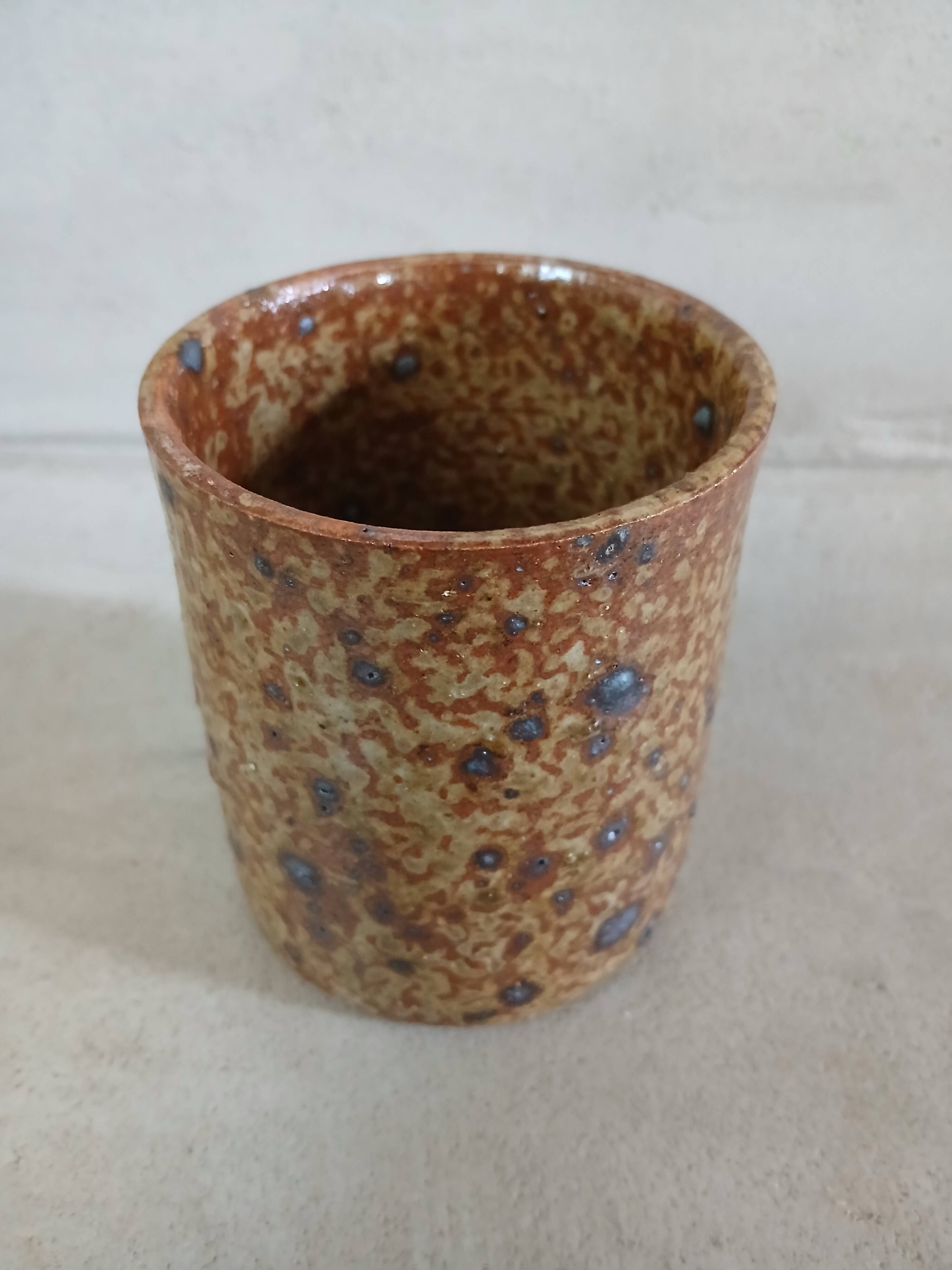 5 mugs / verres anciens en grès pyrite
