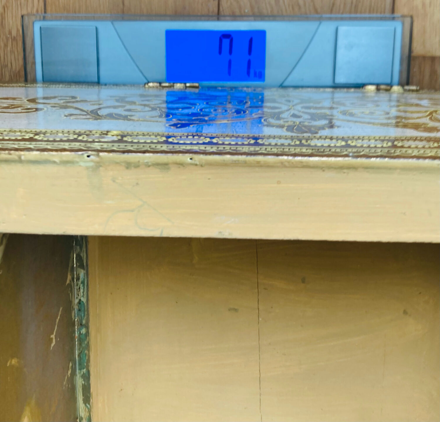 Venetian dresser from the 1960s/70s in carved wood with floral motifs.