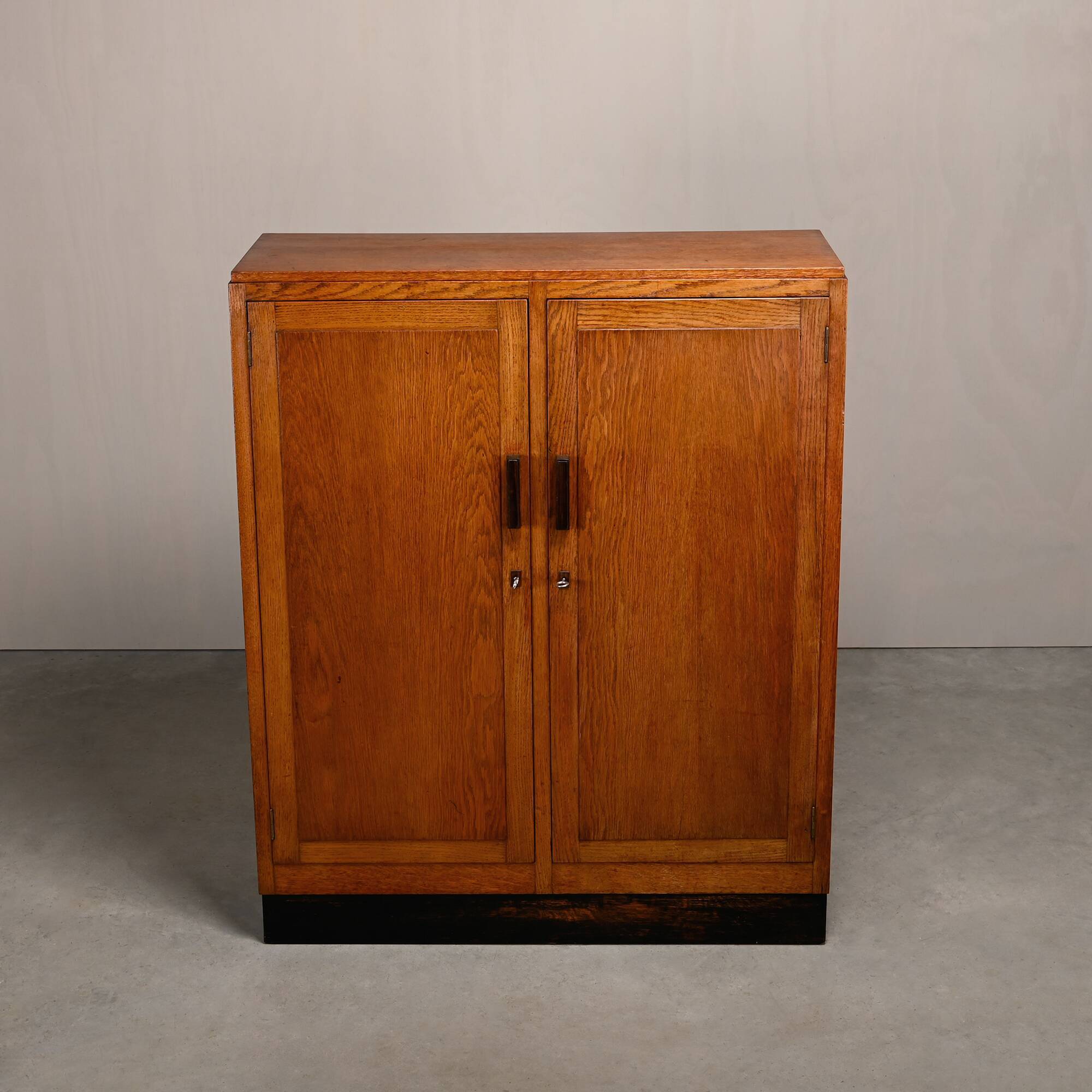 Cabinet d'archive en chêne moderniste, commode dans le style de l'École d'Amsterdam