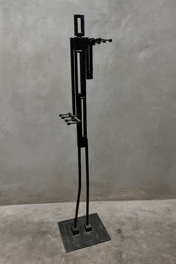Porte-manteau design en fer – Pièce unique sculpturale