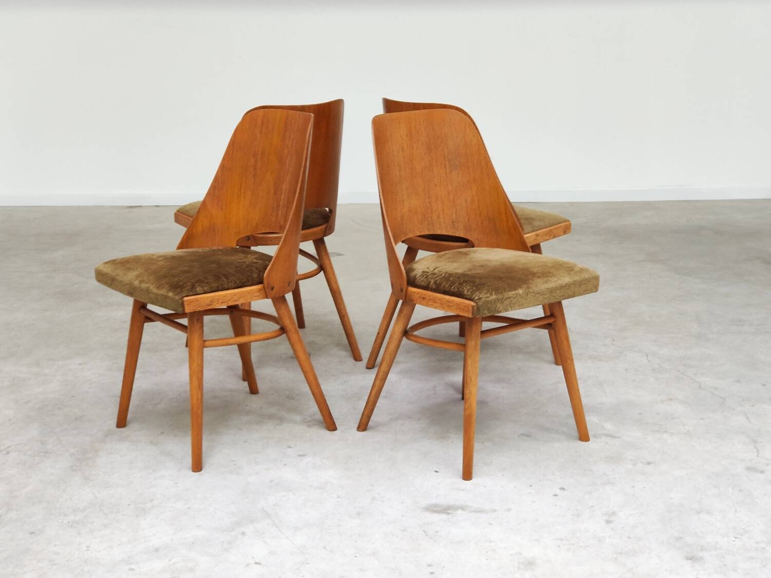 Set of 4 chairs model 514 by Radomir Hofman for Ton 1960