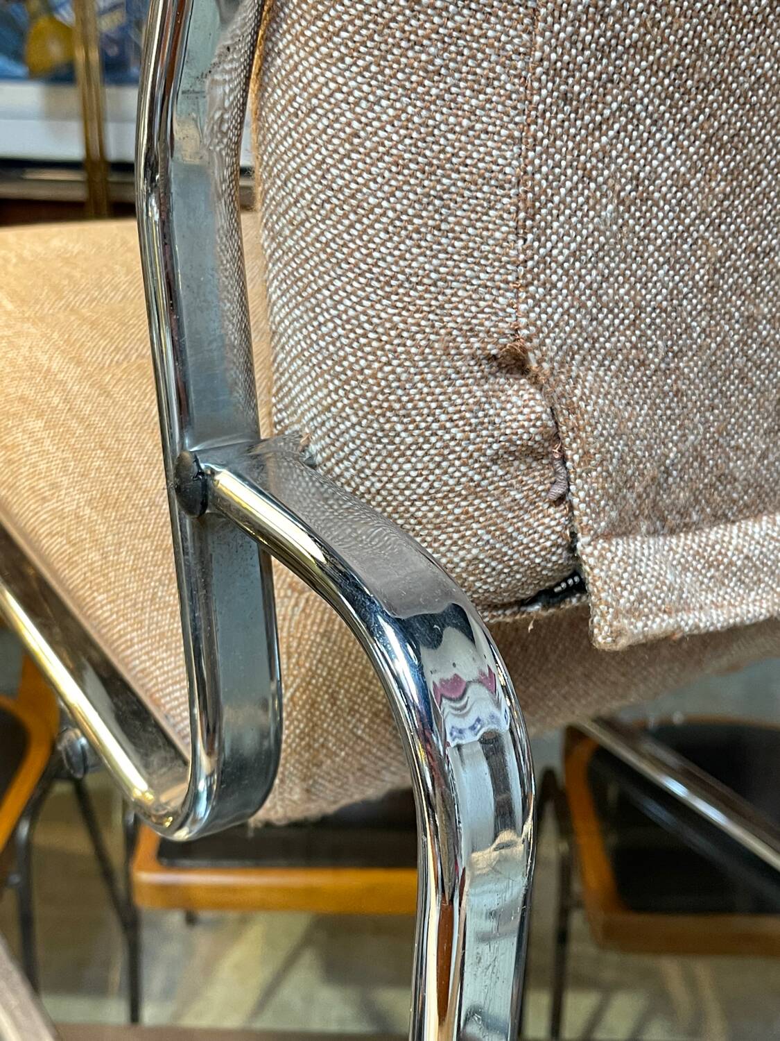 Fauteuil / chauffeuse de salon tissus et chrome Atal 1970