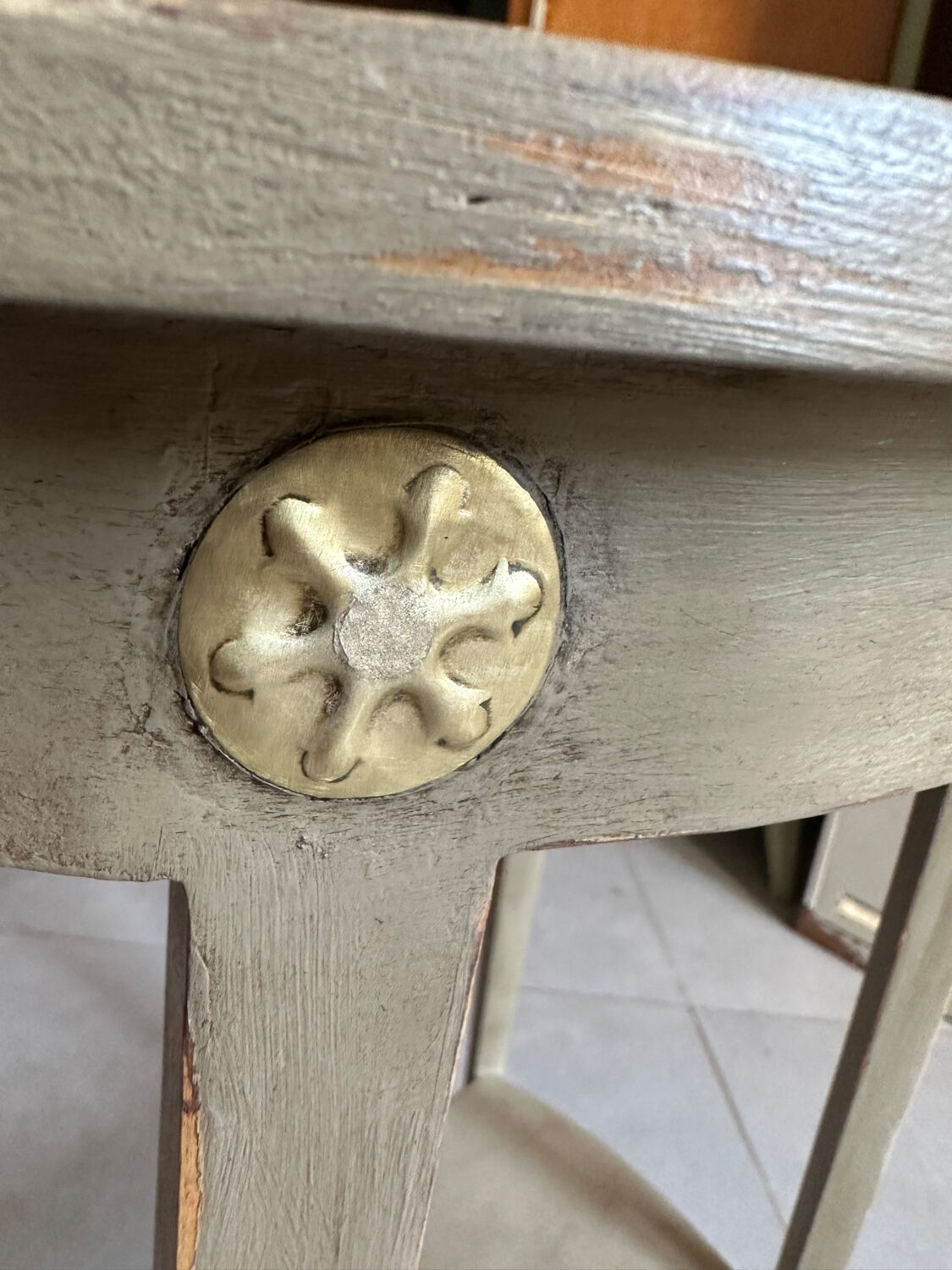Vintage oval pedestal table