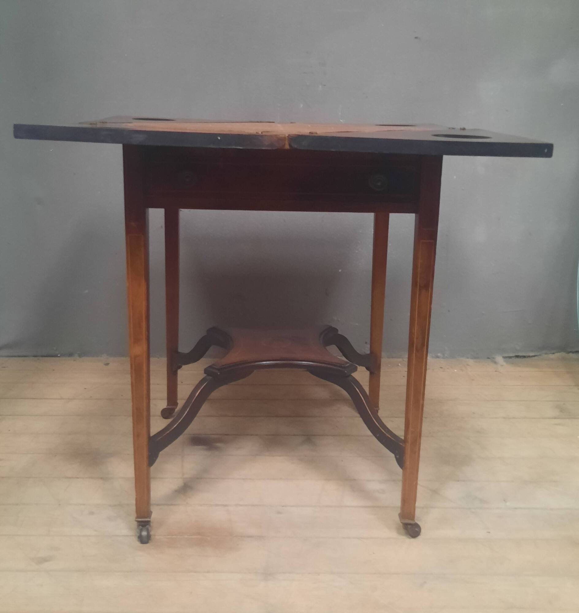 Table d'appoint, à jeu dite "mouchoir"