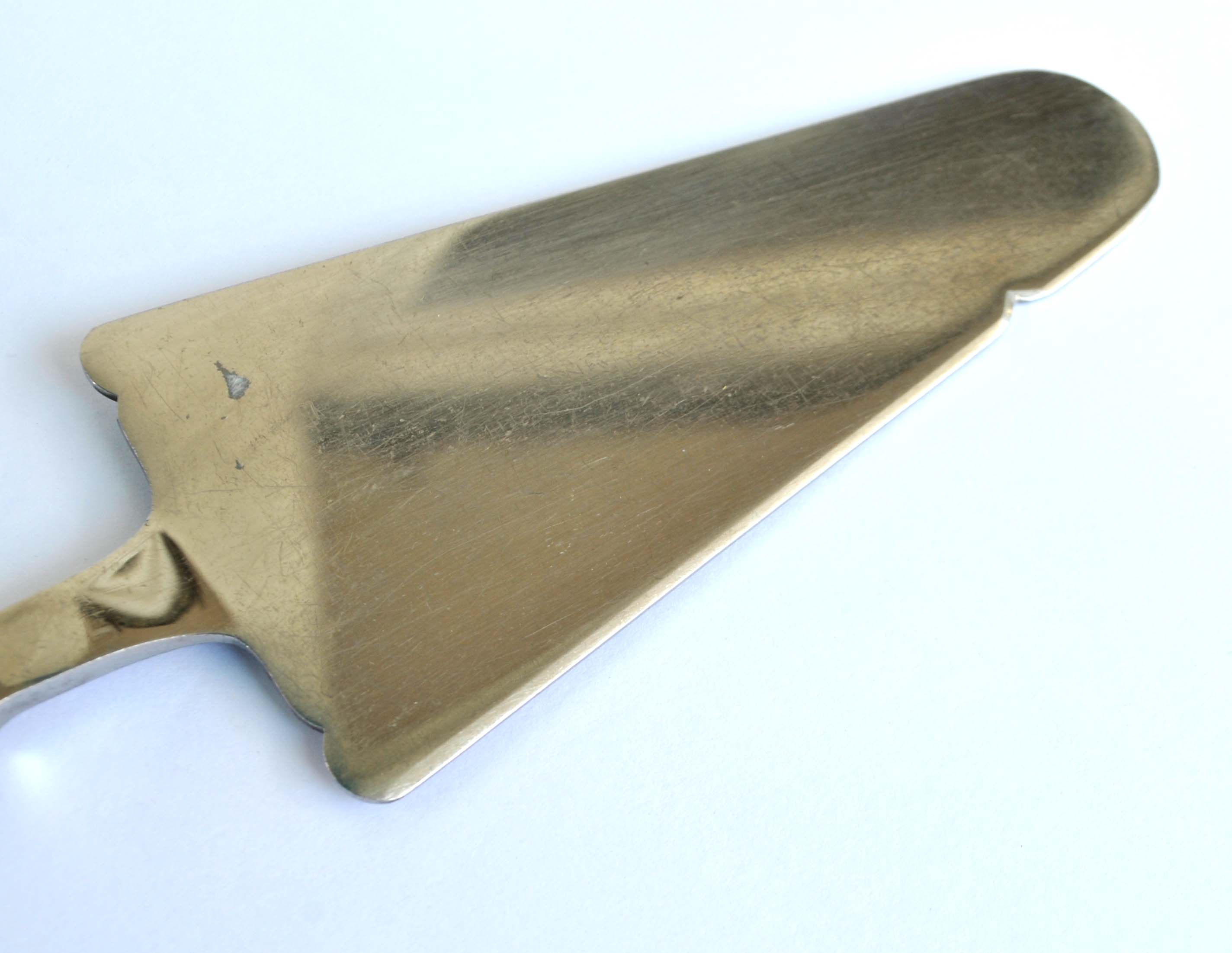 Vintage pie shovel in silver metal and stainless steel blade - Contour net decoration