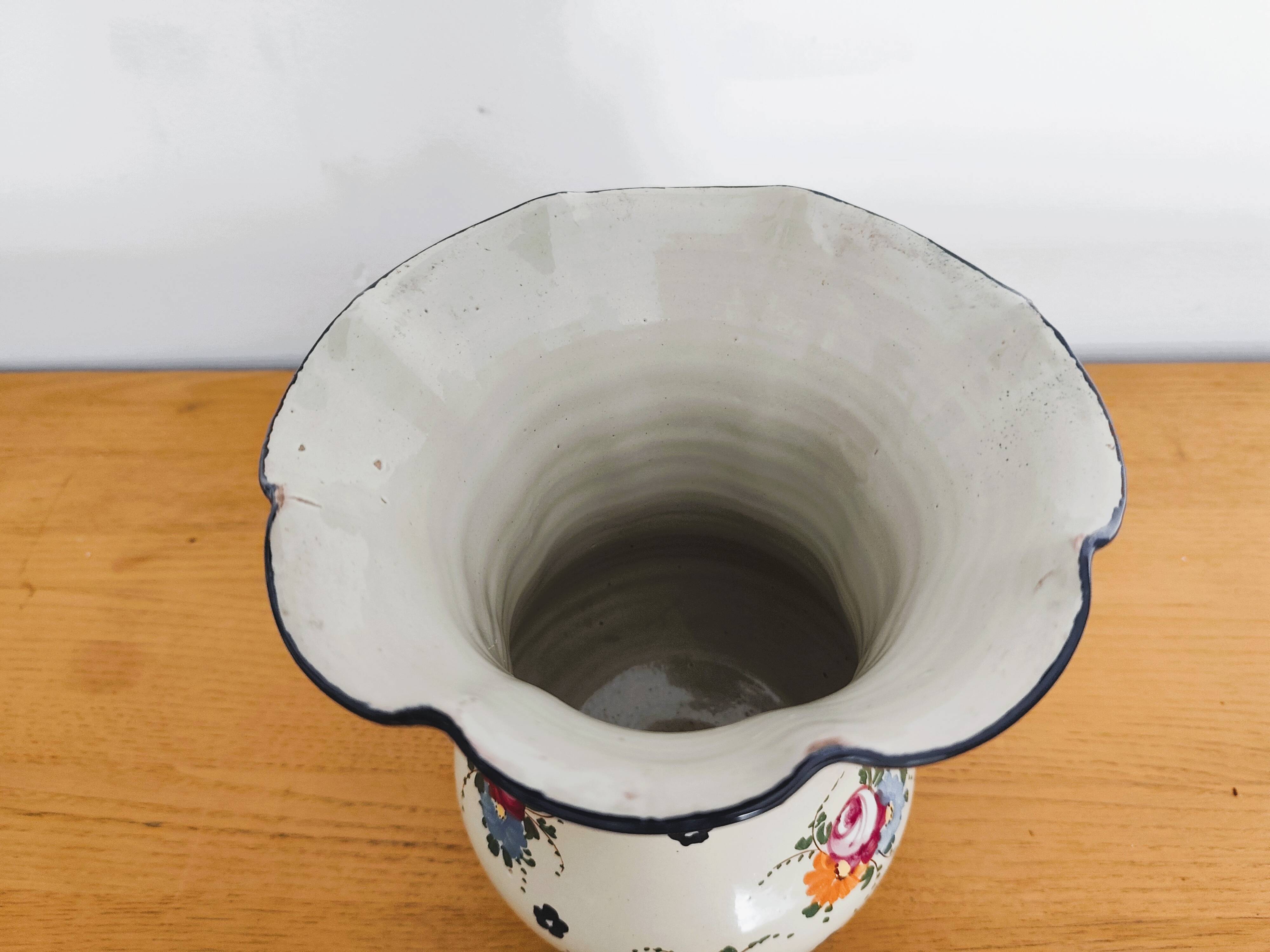 Antique vase in Italian ceramic with polychrome decoration.