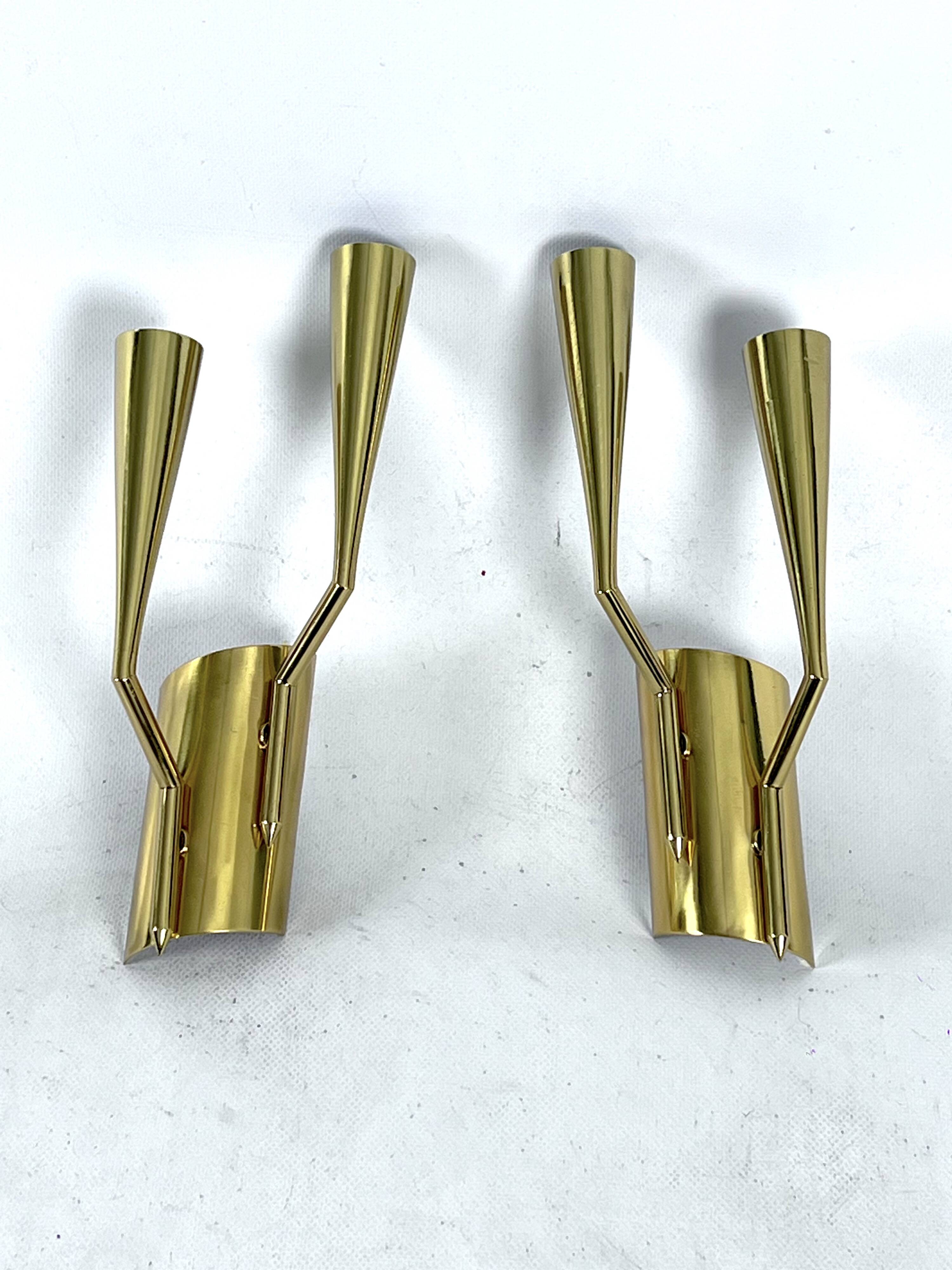 Mid-Century Modern pair of brass Oscar Torlasco attributable sconces. Italy 1950s