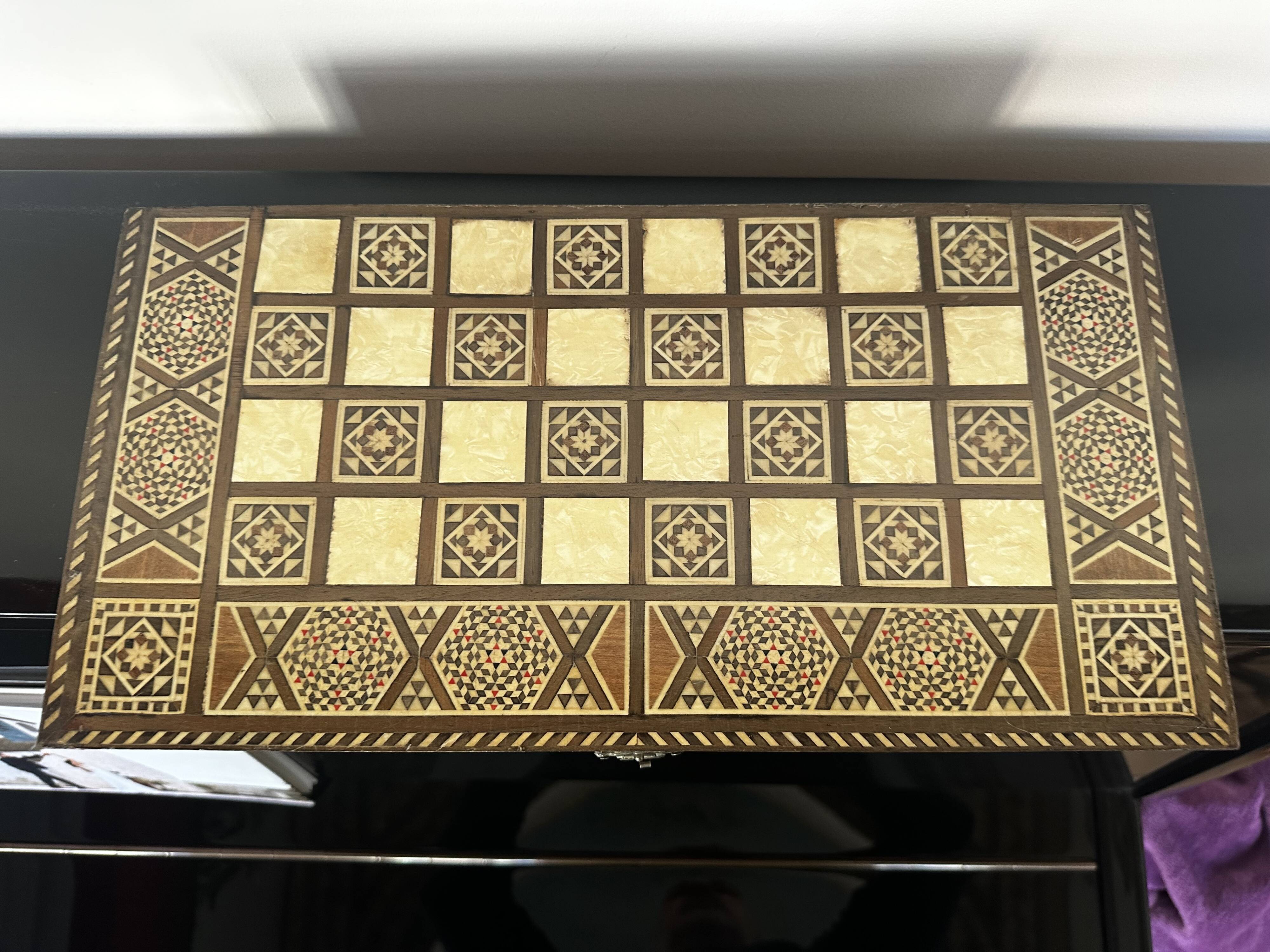 Jeu de Backgammon ancien en Bois Marqueté Syrien