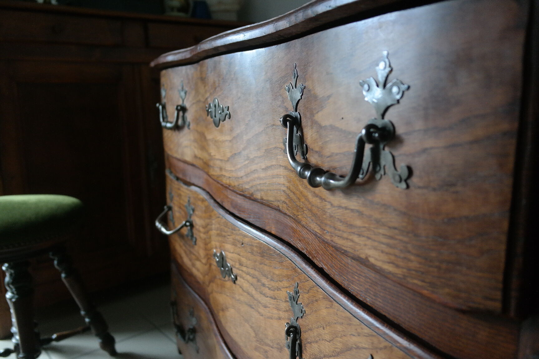 Commode arbalète campagnarde en chêne xxème