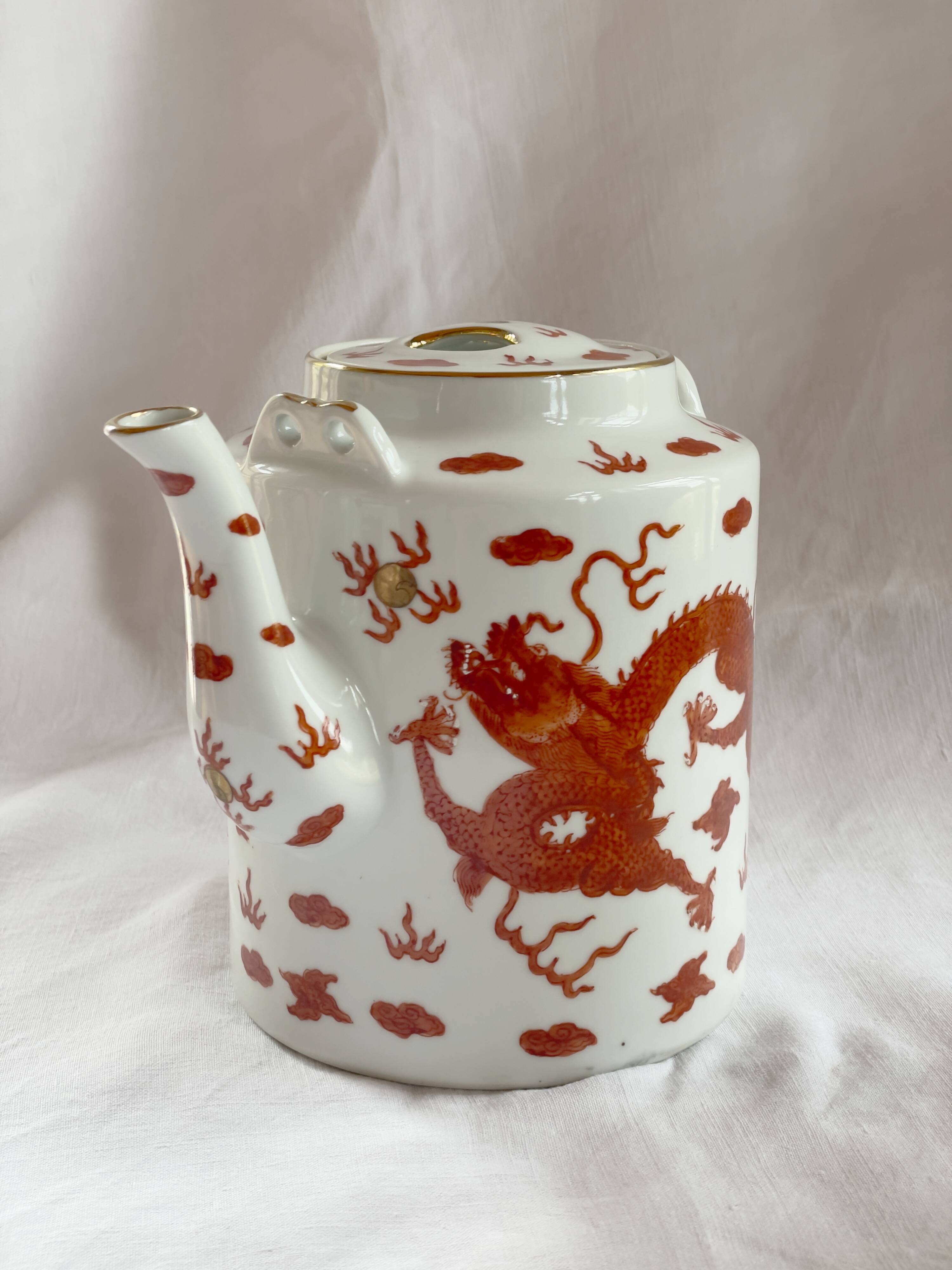 Teapot decorated with 2 dragons Republic 1912-1949 China