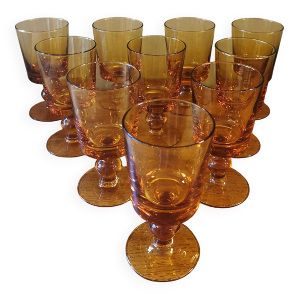 Suite de 11 verres à pied vintage ambre