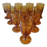 Suite de 11 verres à pied vintage ambre