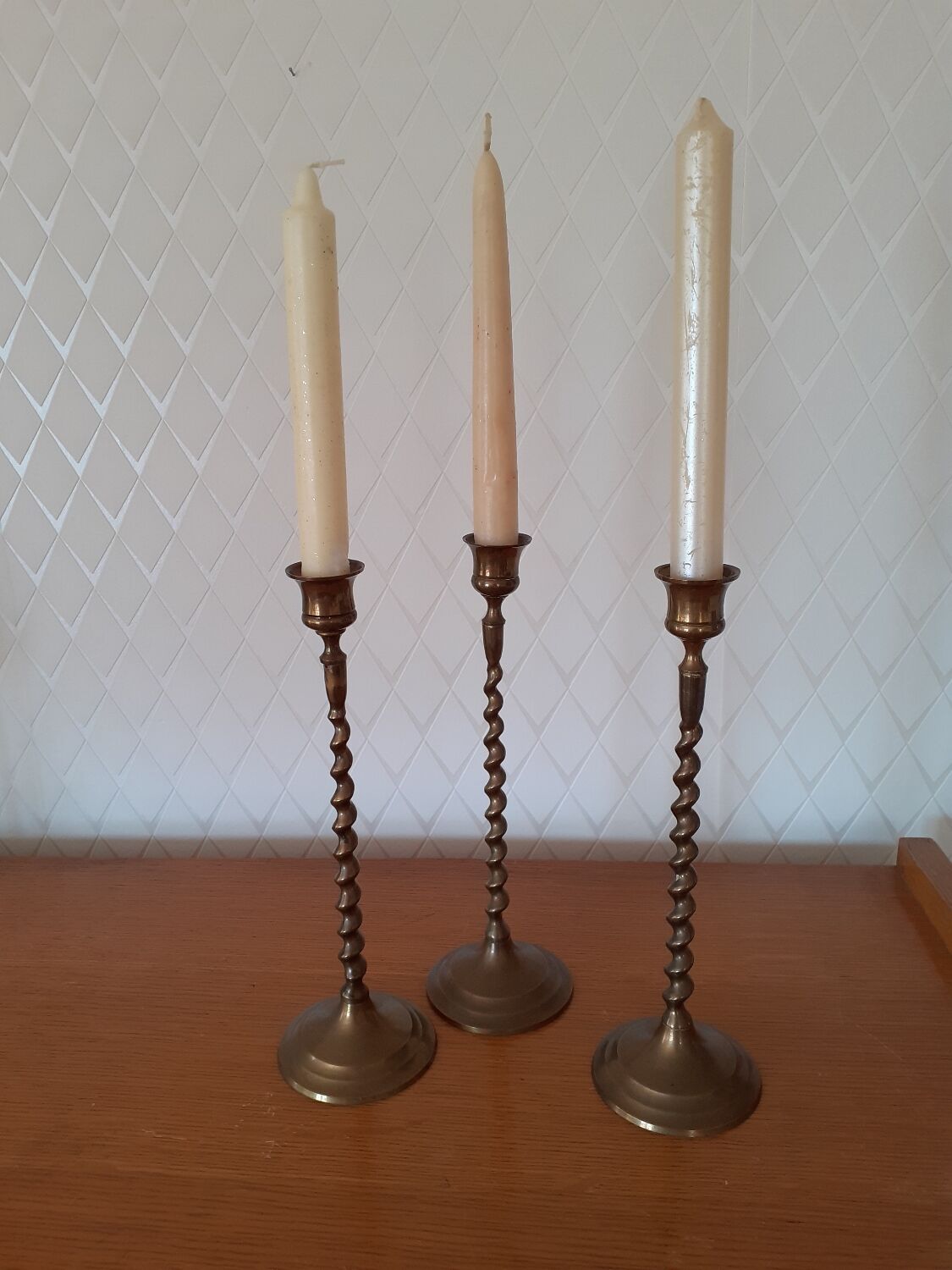 Lot de trois bougeoirs en laiton