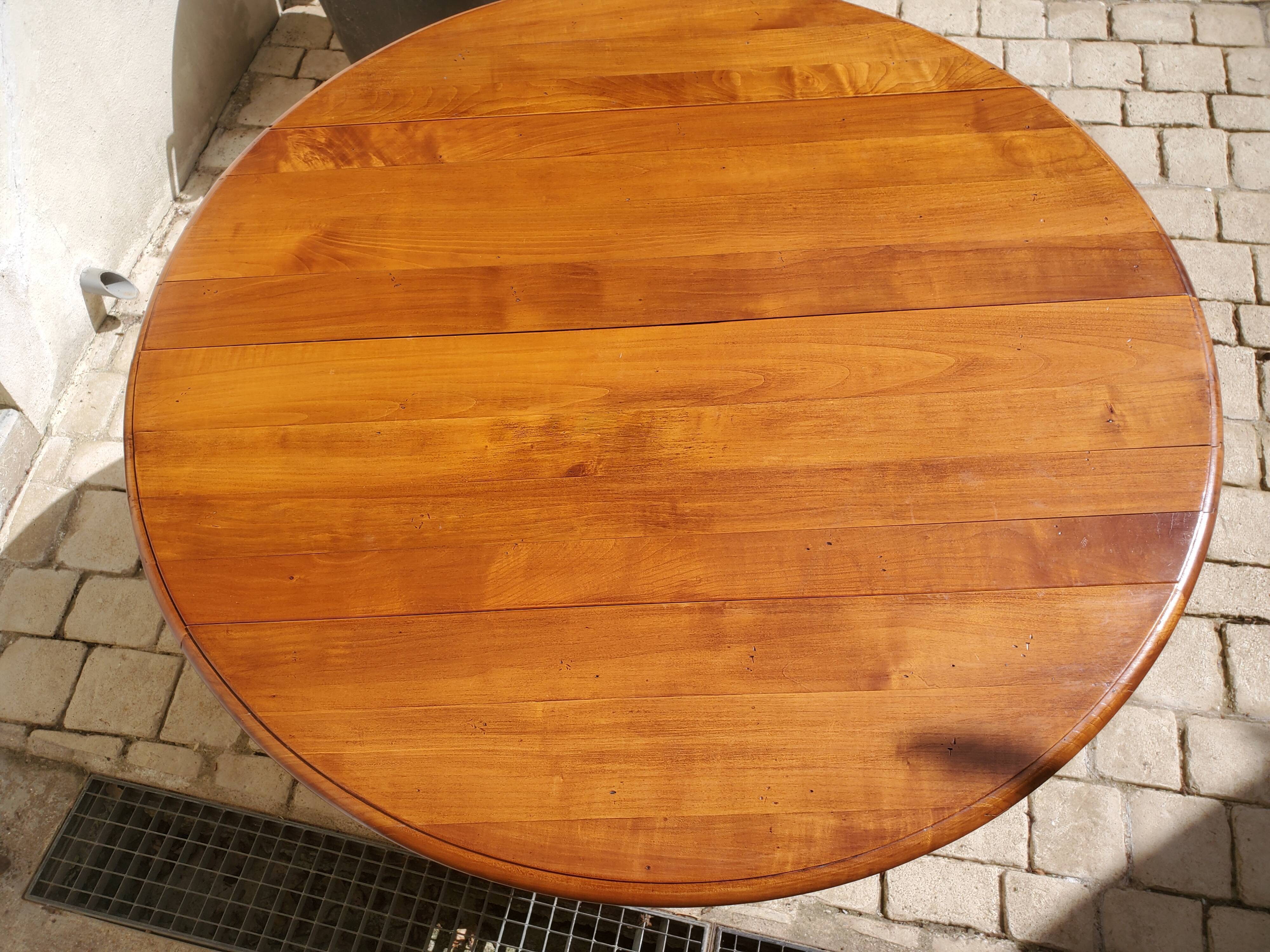 Round table, Louis Philippe style, antique patina, its 2 extensions and 4 chairs
