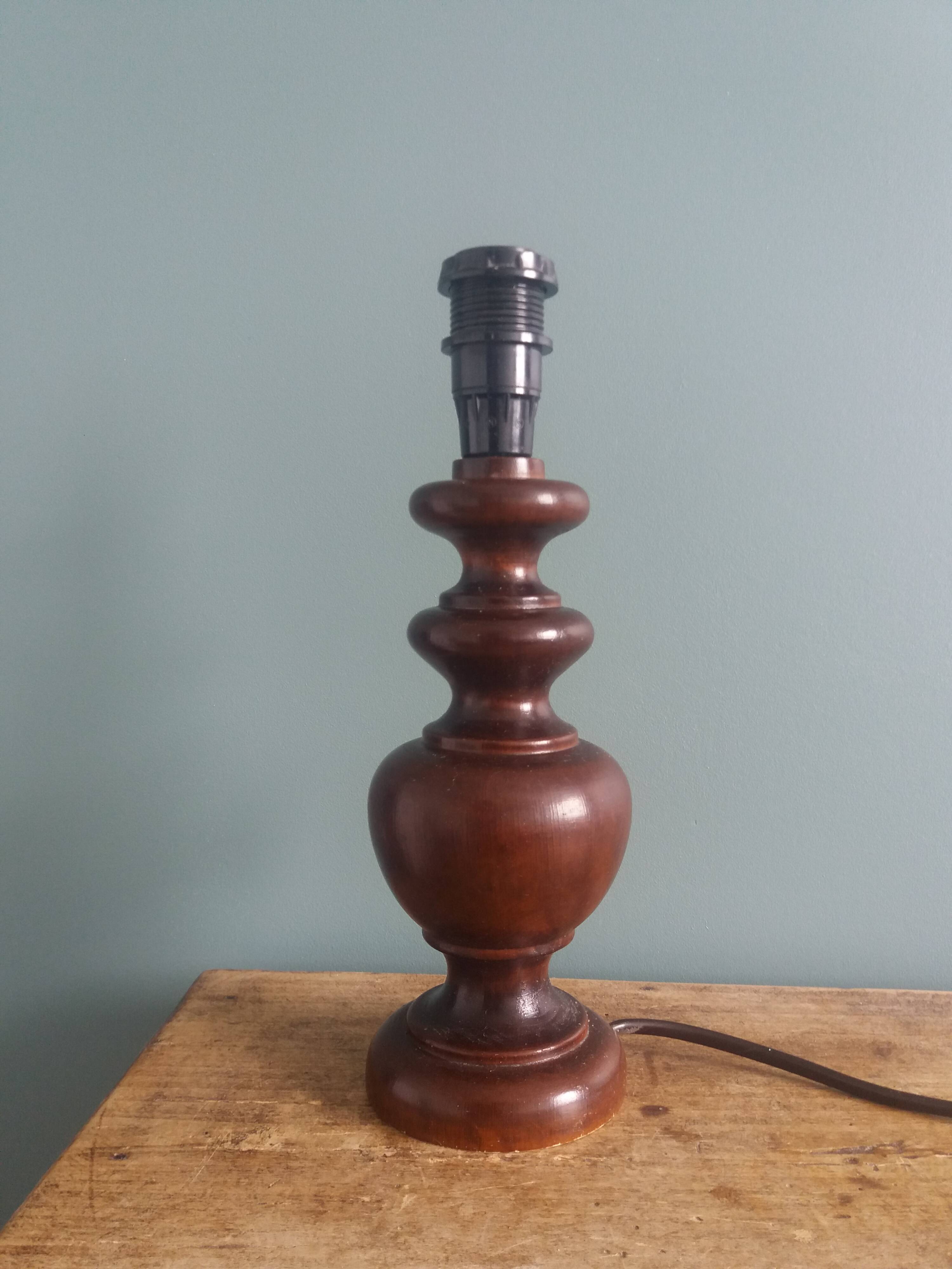 Pied de lampe en bois tourné