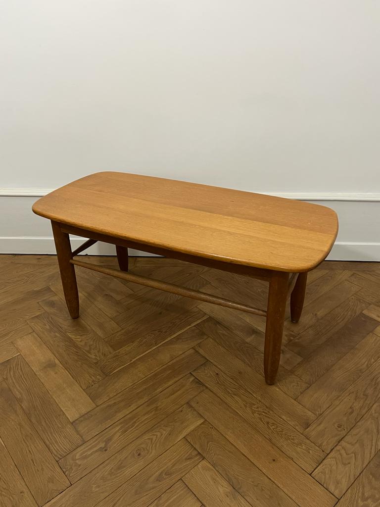 Table basse en chêne massif, travail français, années 1960