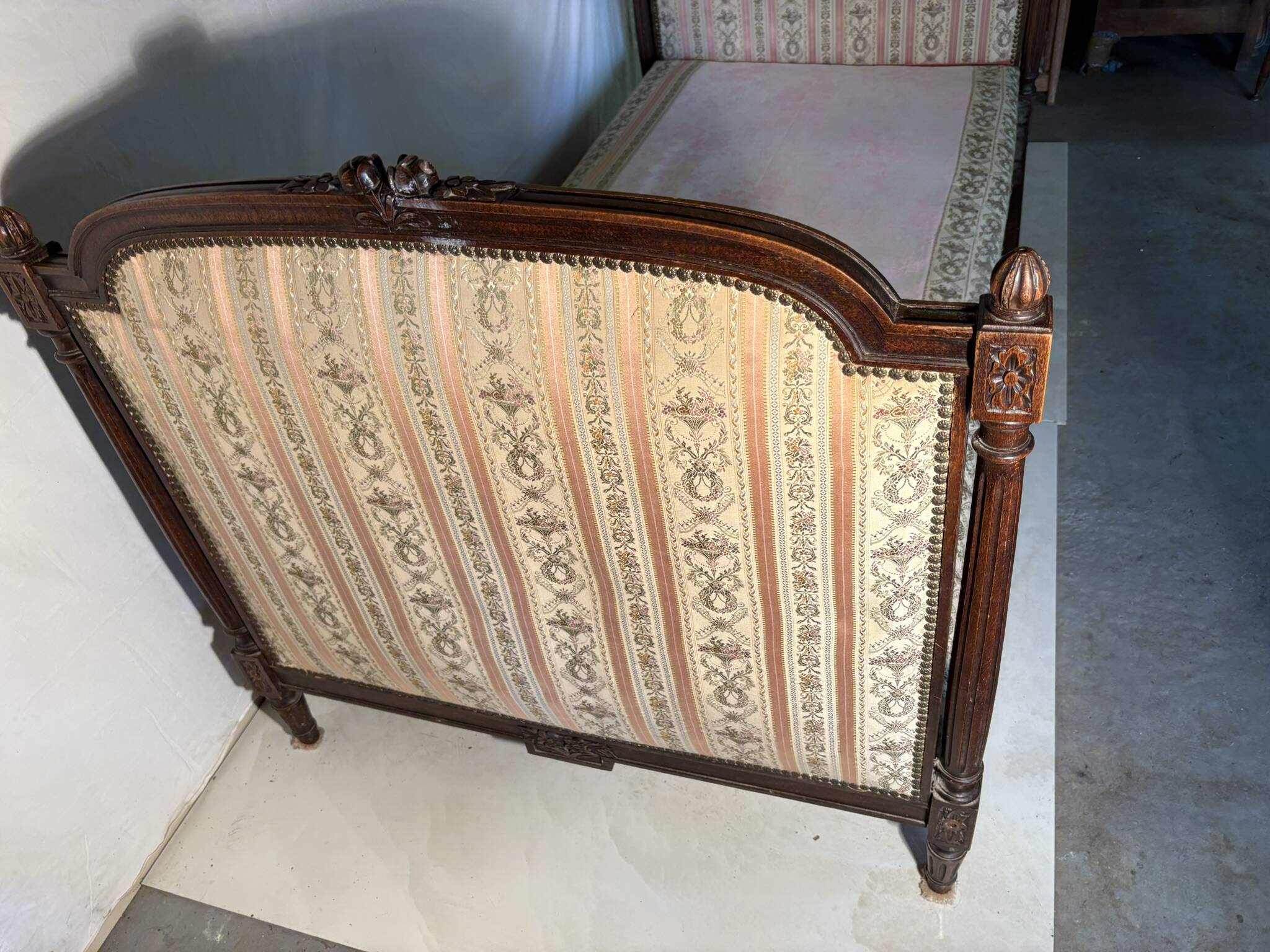 Antique Louis XVI style daybed in carved wood and patterned fabric