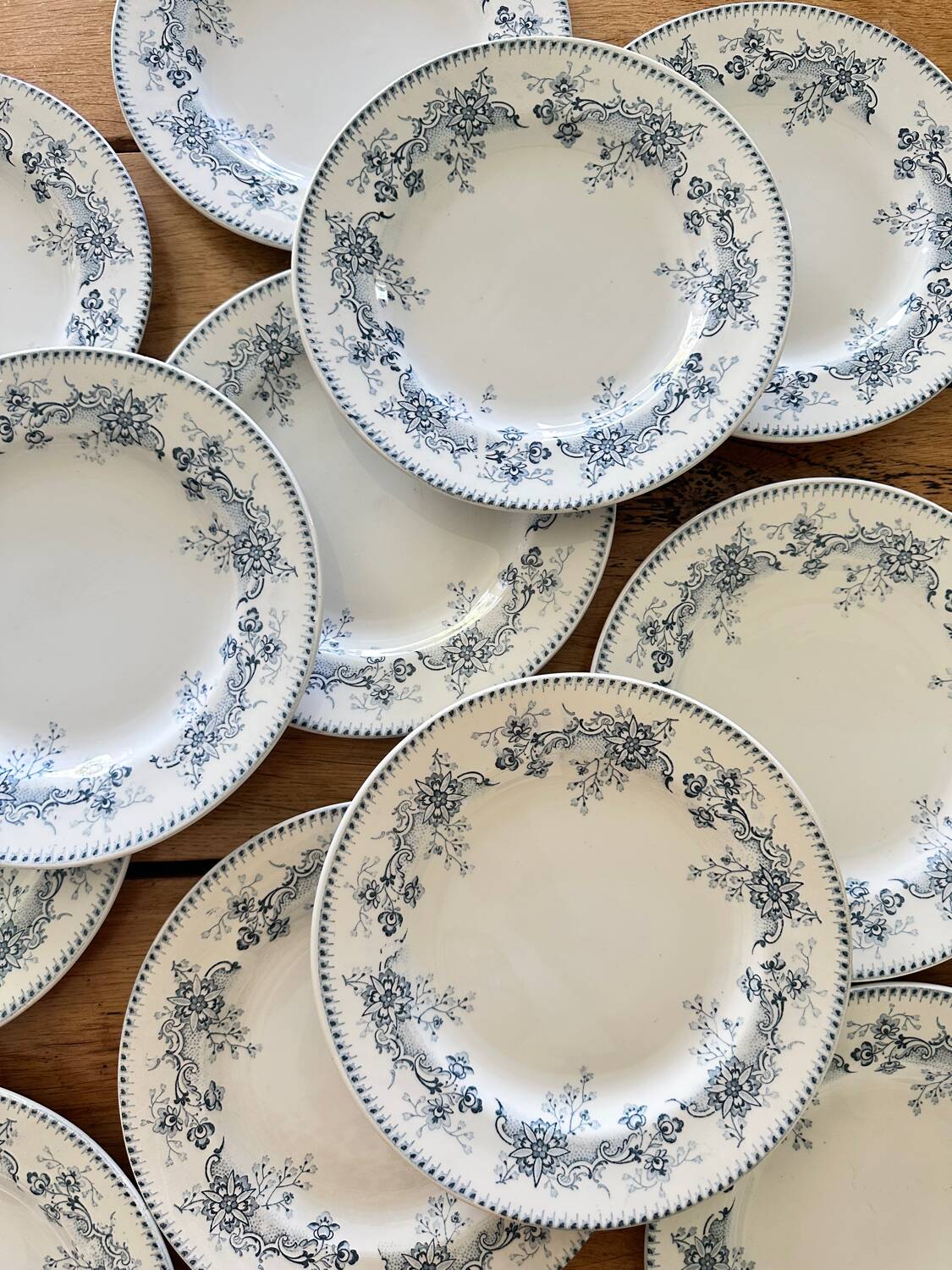 6 flat plates made of earthenware