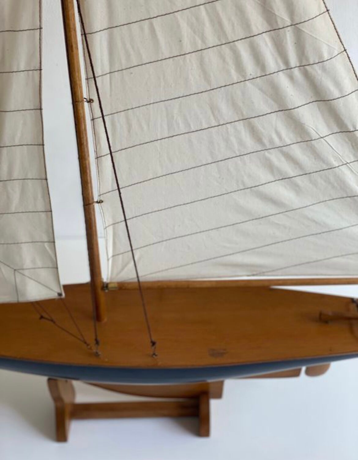 Voilier vintage sur piédestal