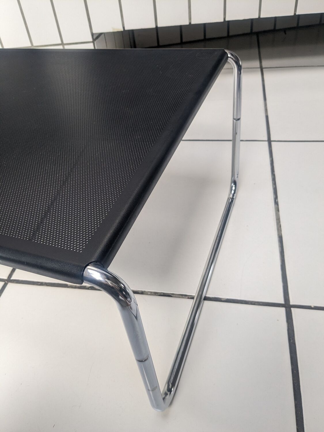 Table basse en métal chromé et tôle perforée