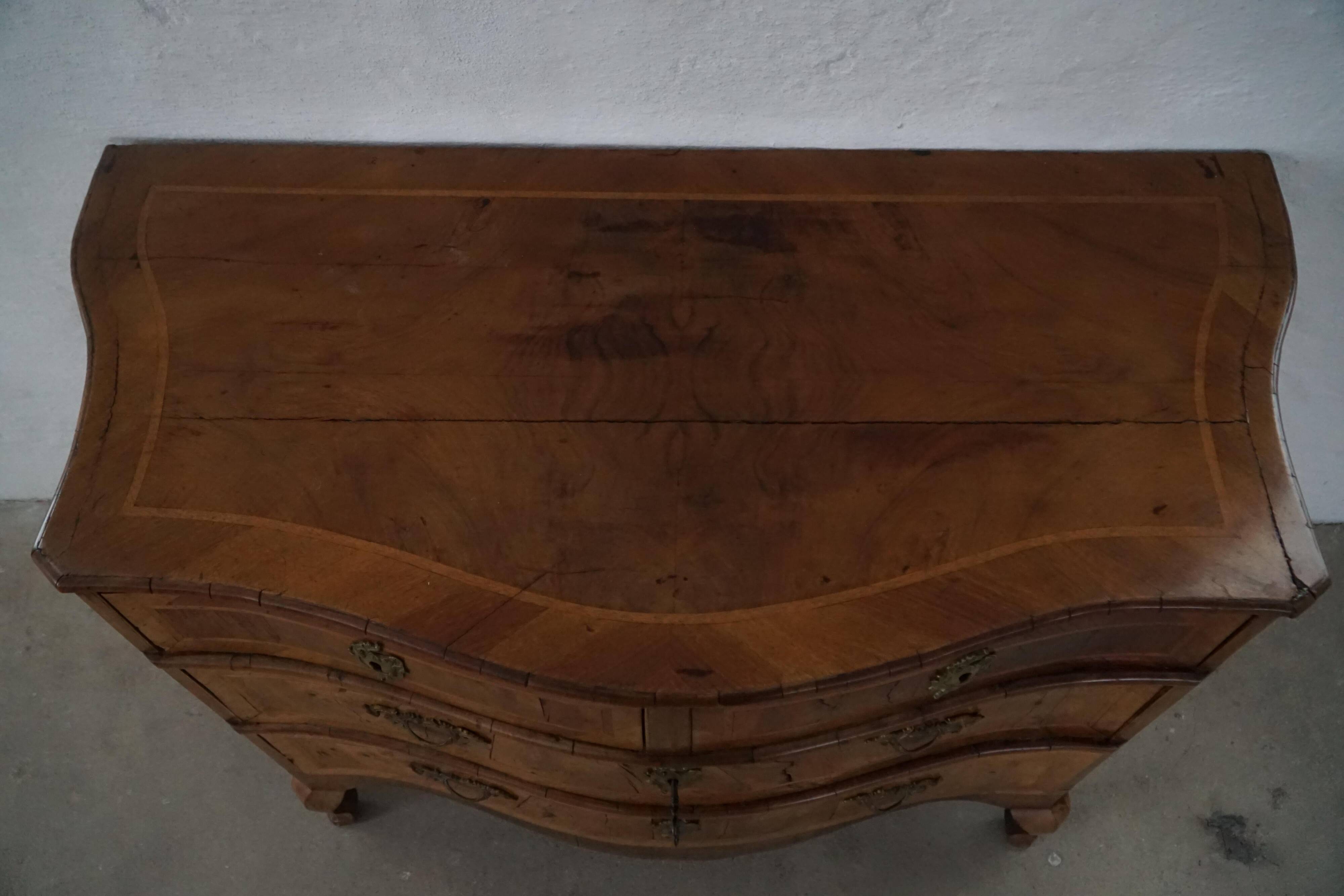 18ème siècle, commode danoise baroque serpentine antique en noyer