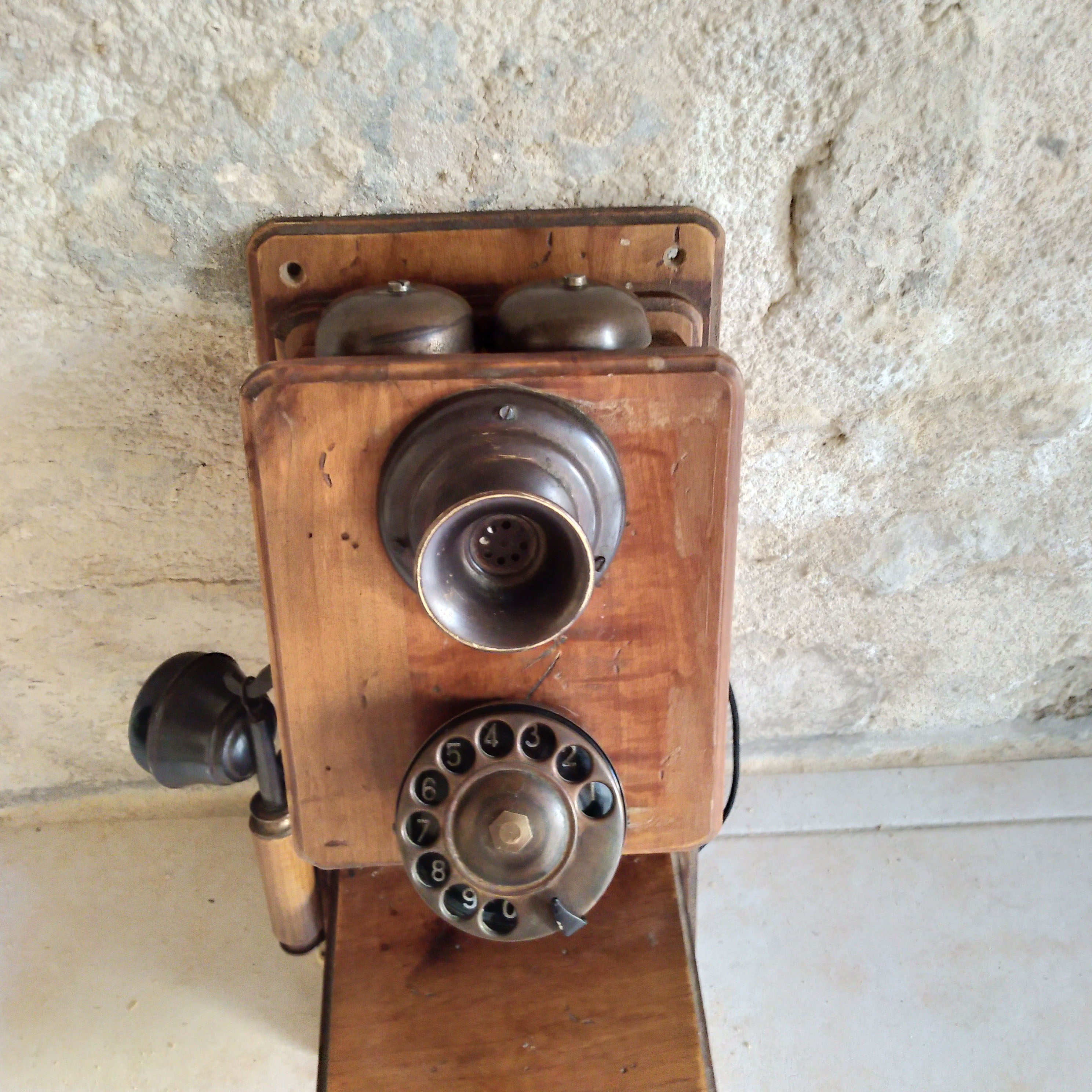 Téléphone vintage bois