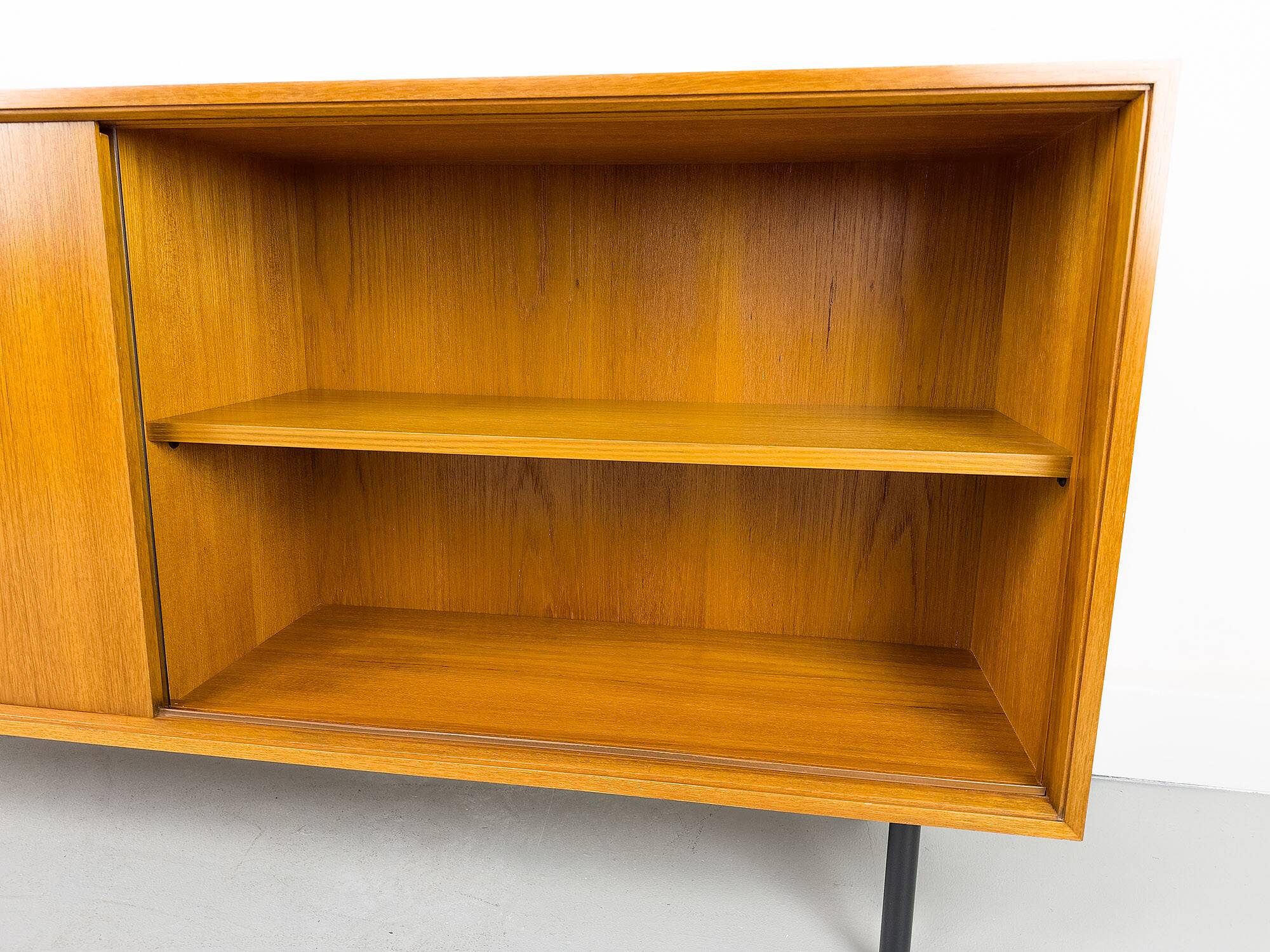 Buffet vintage en teck avec portes coulissantes, 1971