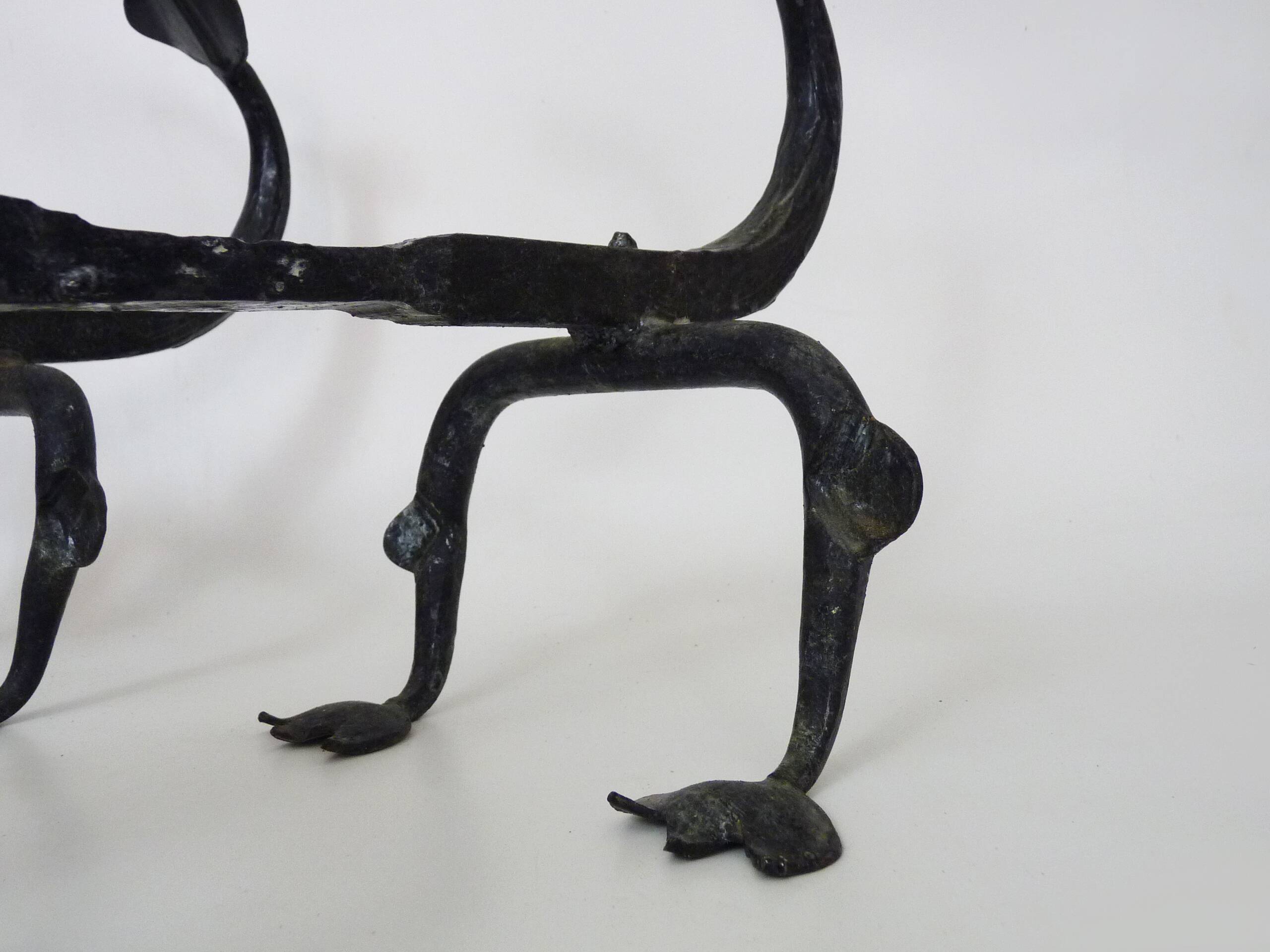 Paire de chenets de cheminée aux dragons en fer forgé