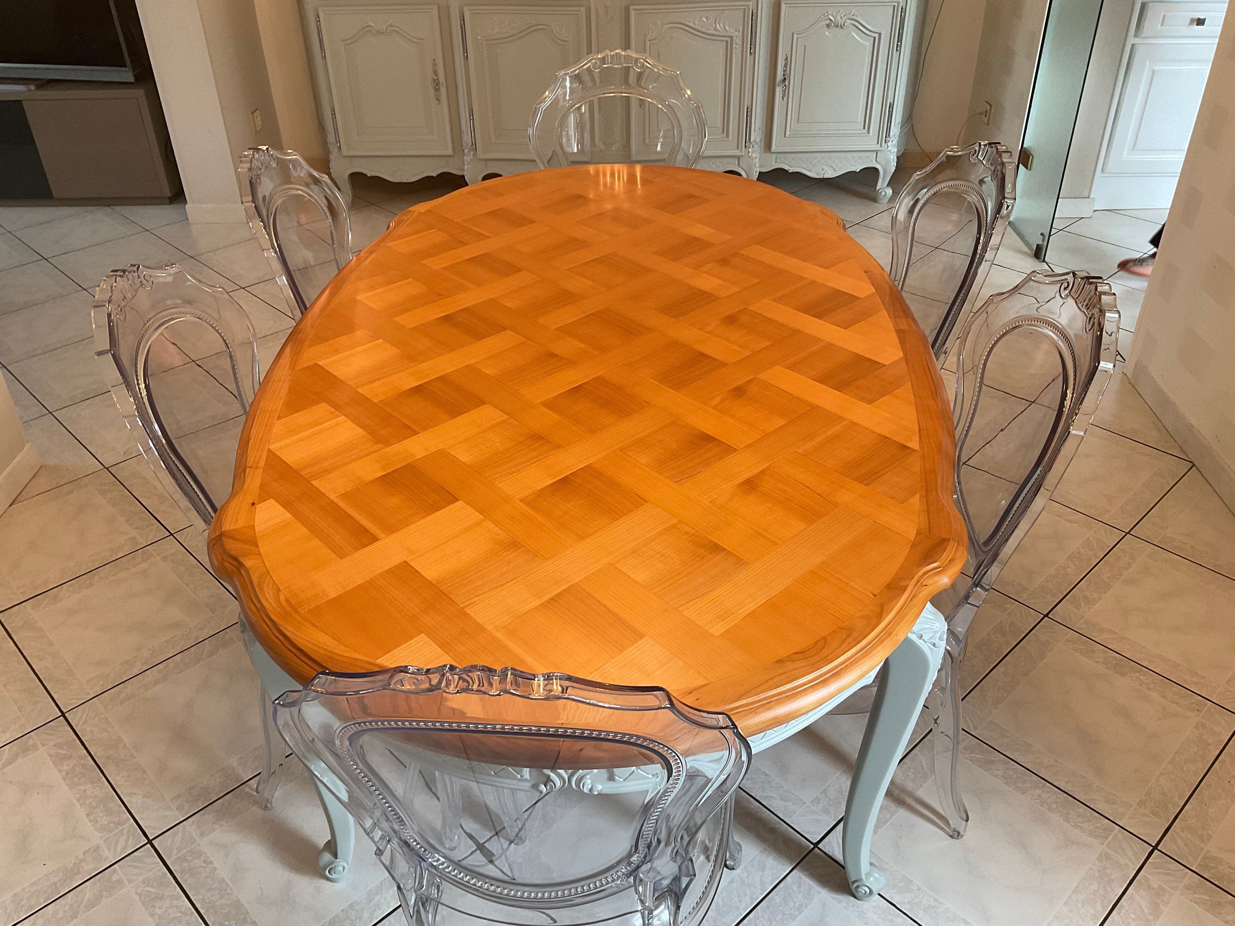 Oval Louis XV table in solid cherry wood, patinated in Gustavian grey.