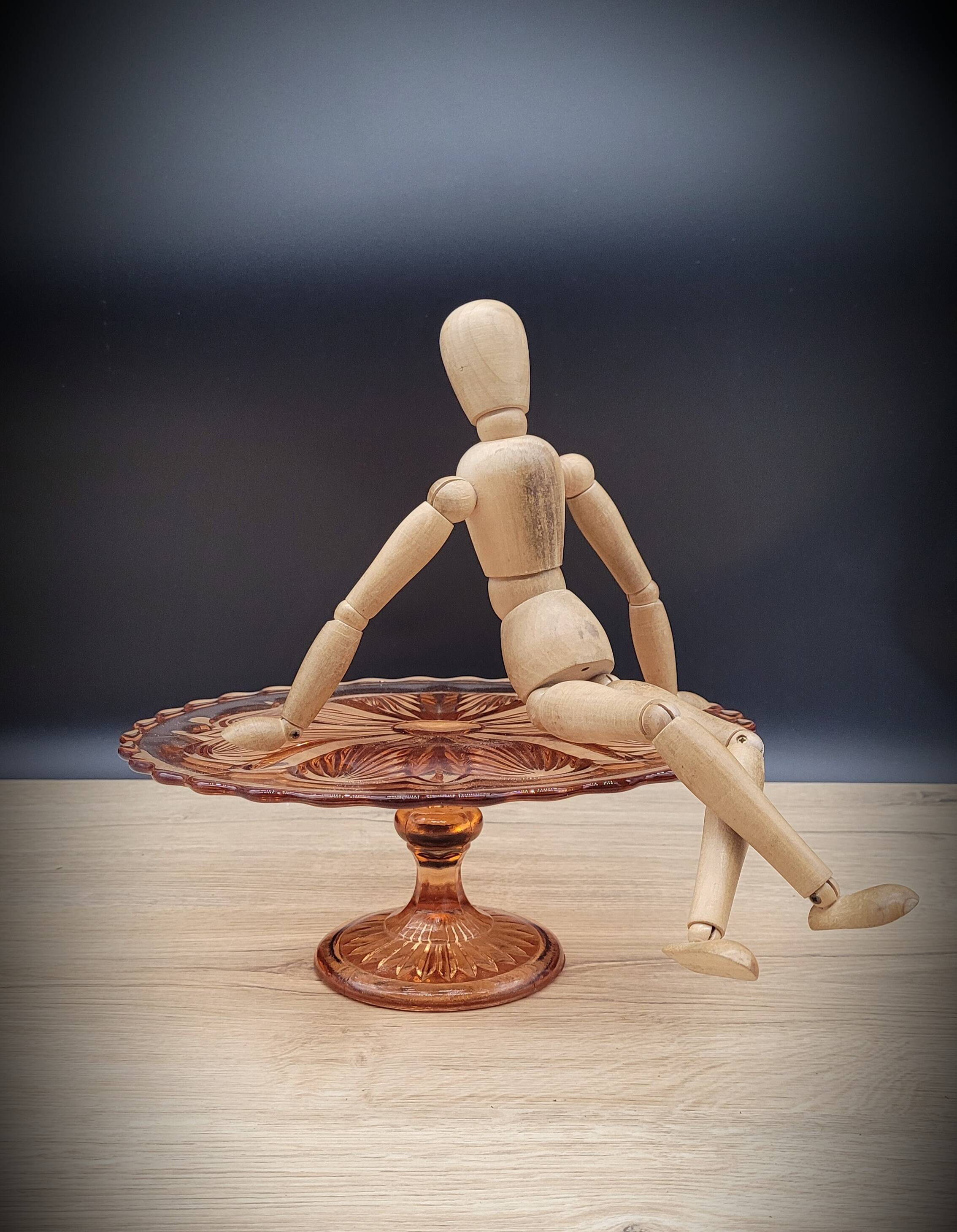 Cake dish on pink foot