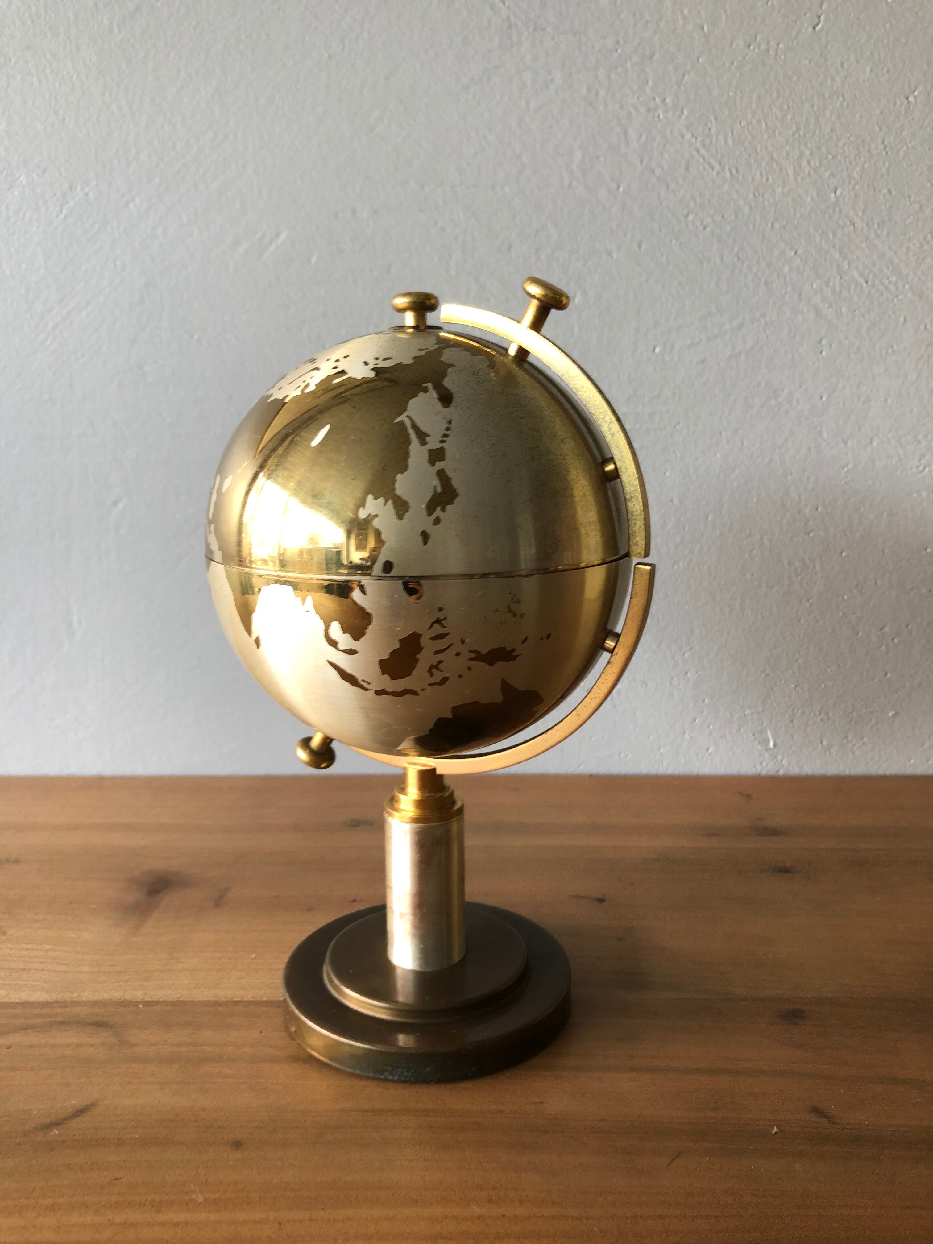 World mappe, globe cigarette distributor