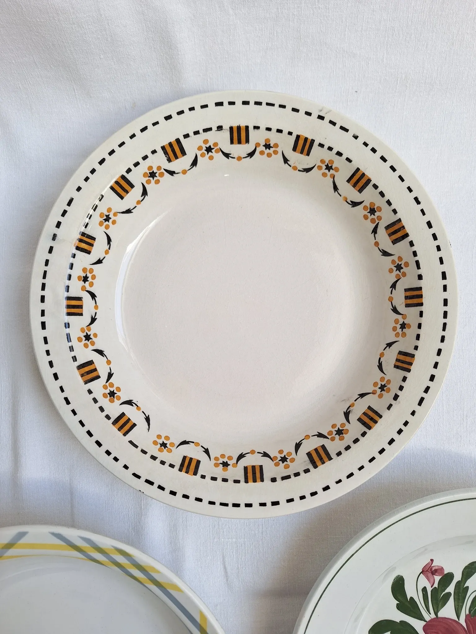 Shallow dish Gien orange and black model 456, Moulin des Loups yellow and grey.