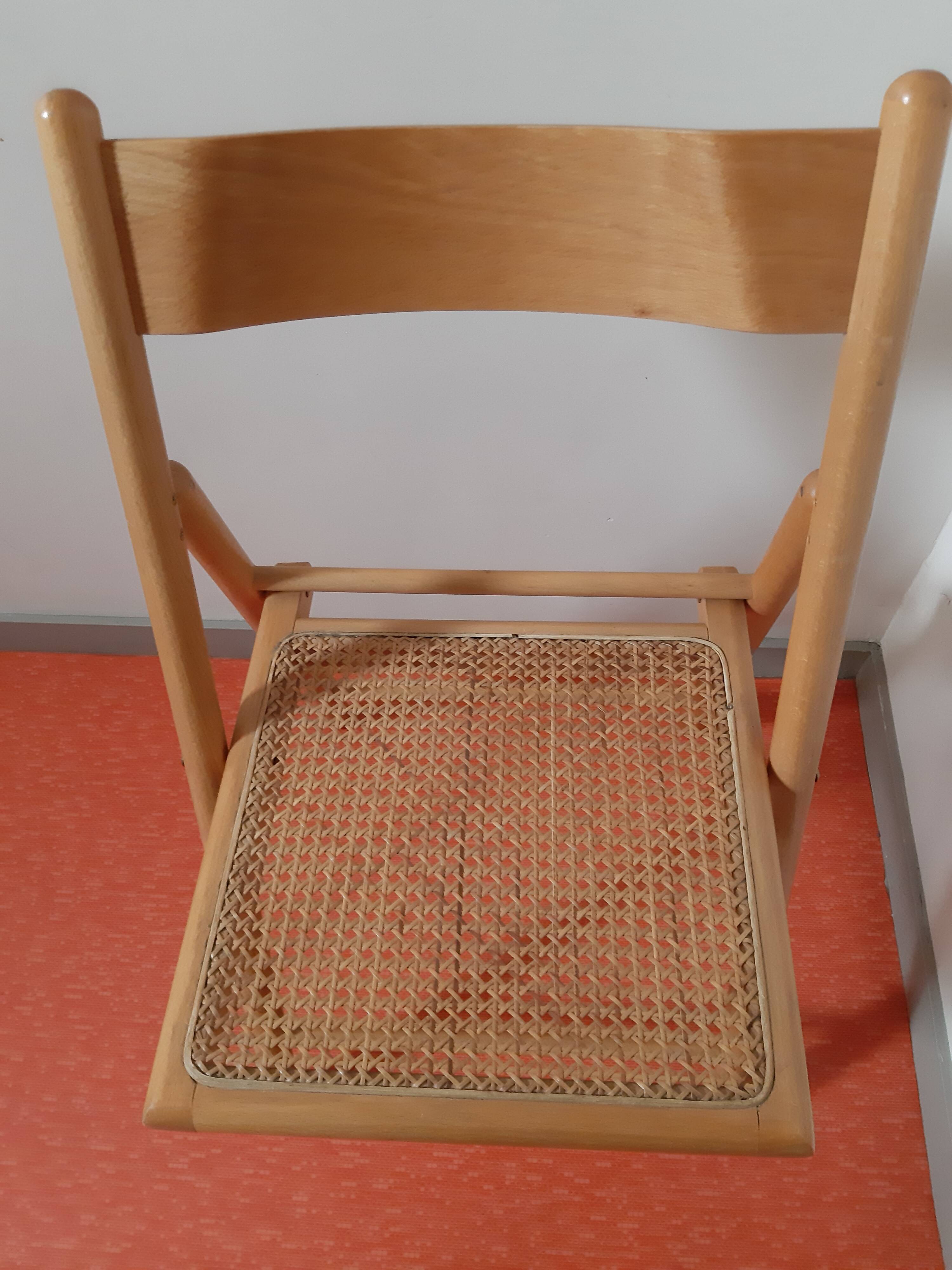 Folding chair in cannage