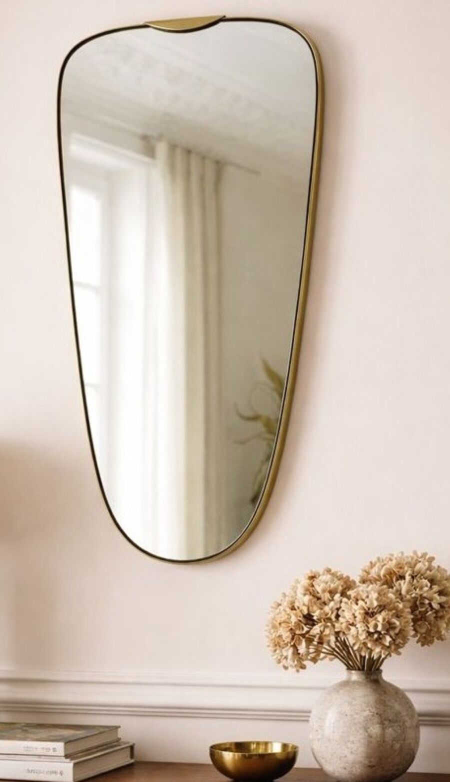 Miroir Art Déco en laiton de forme libre 78 cm