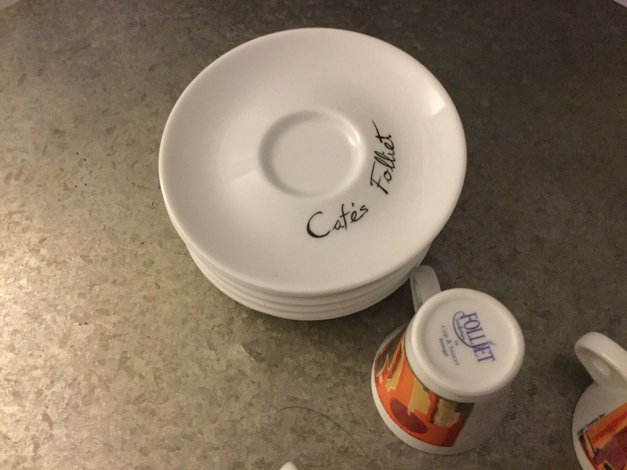 1 batch of 6 cups with sous_tasses Folliet (marked bistro coffee)