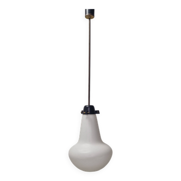 Suspension Mid-Century en verre opale et laiton, Italie années 1960.