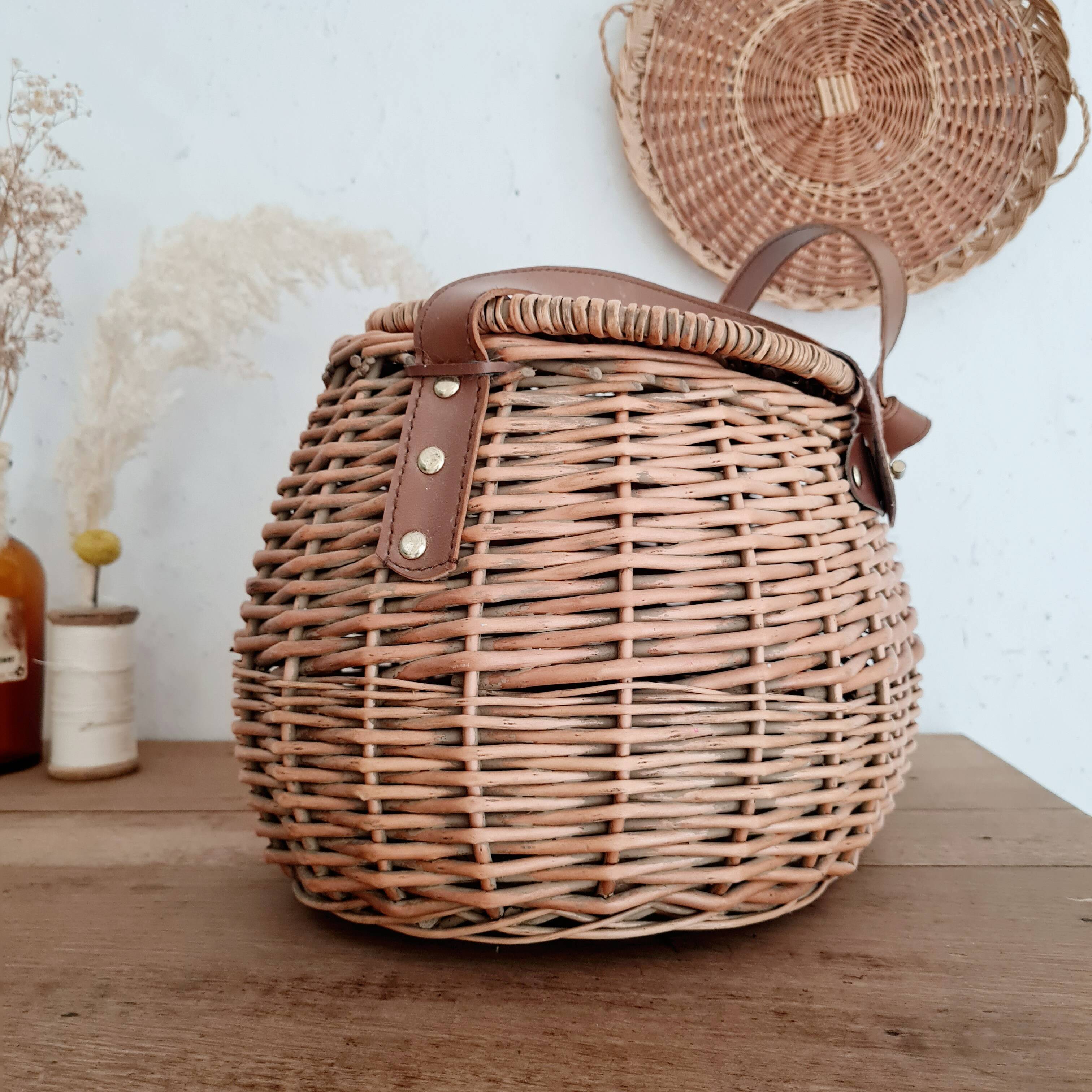 Rattan fisherman's basket or bag