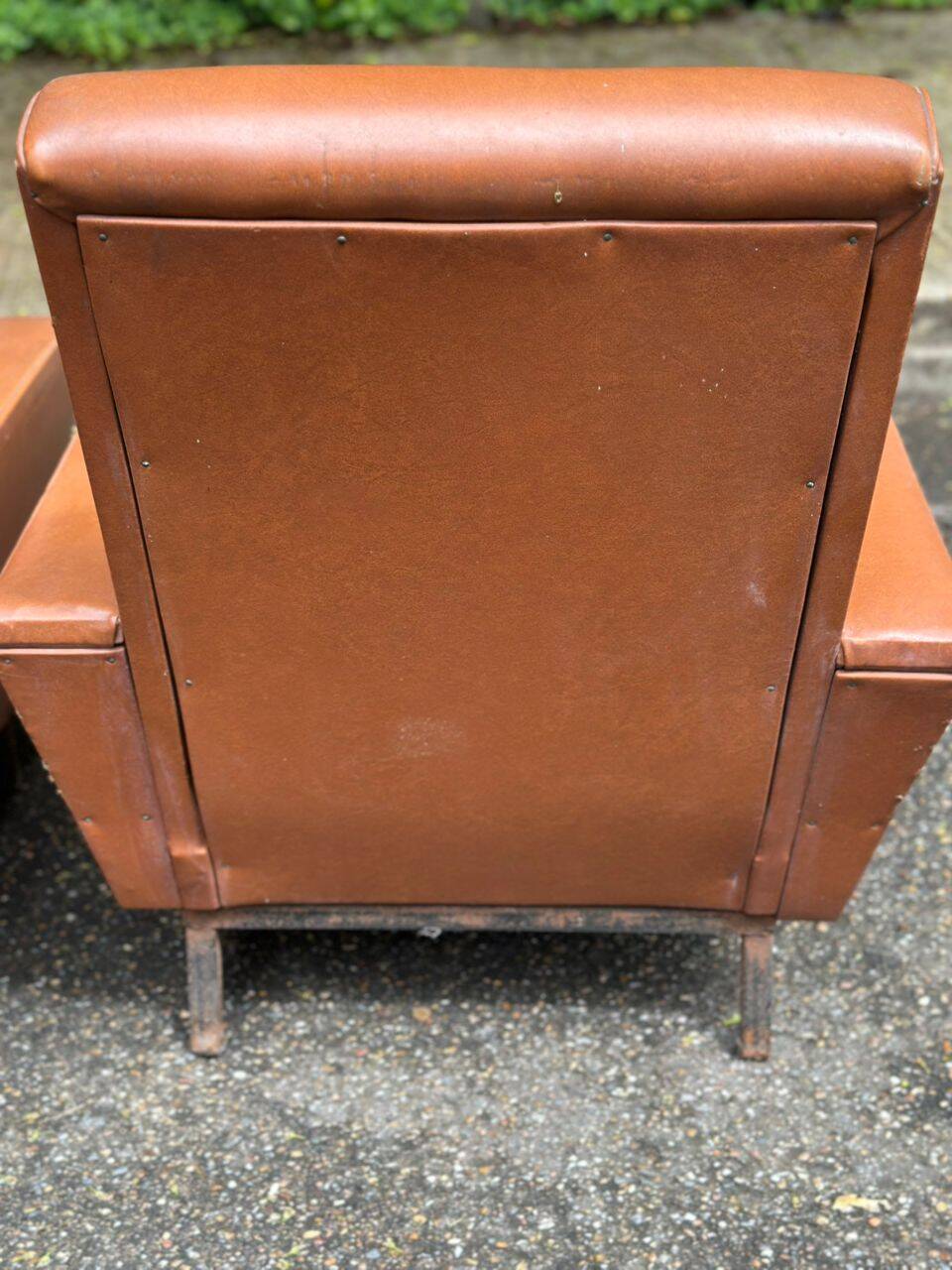 2 club chairs from the 1950s in cognac leather.