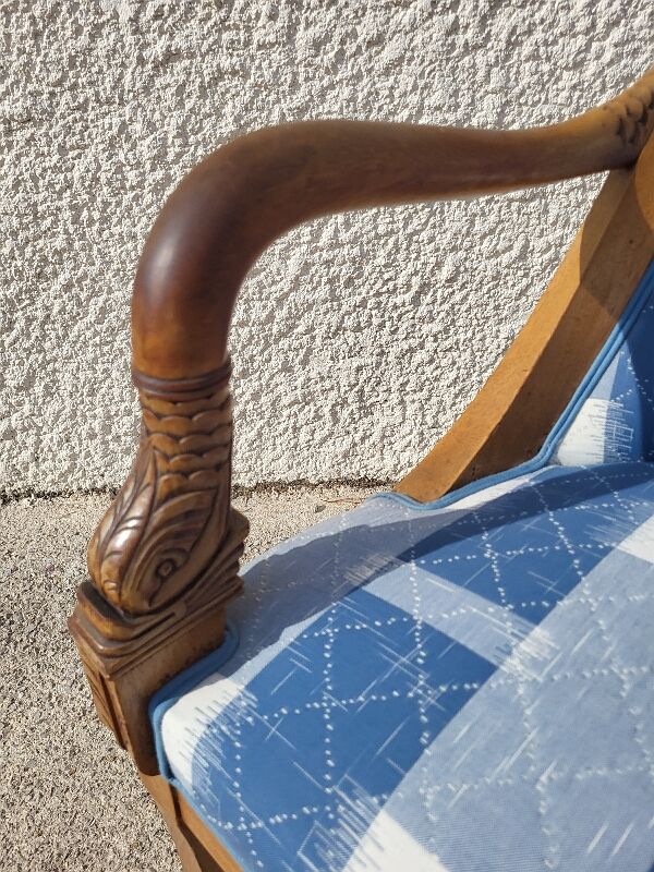 Armchair backrest rounded fish head