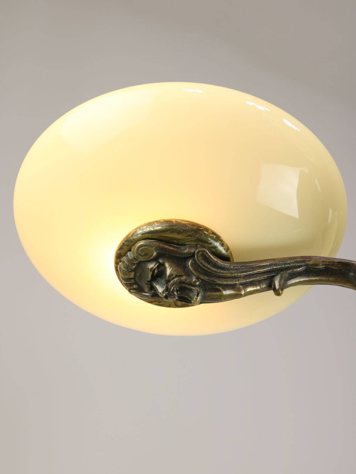 Lustre figuratif Art Déco en laiton français, 1930