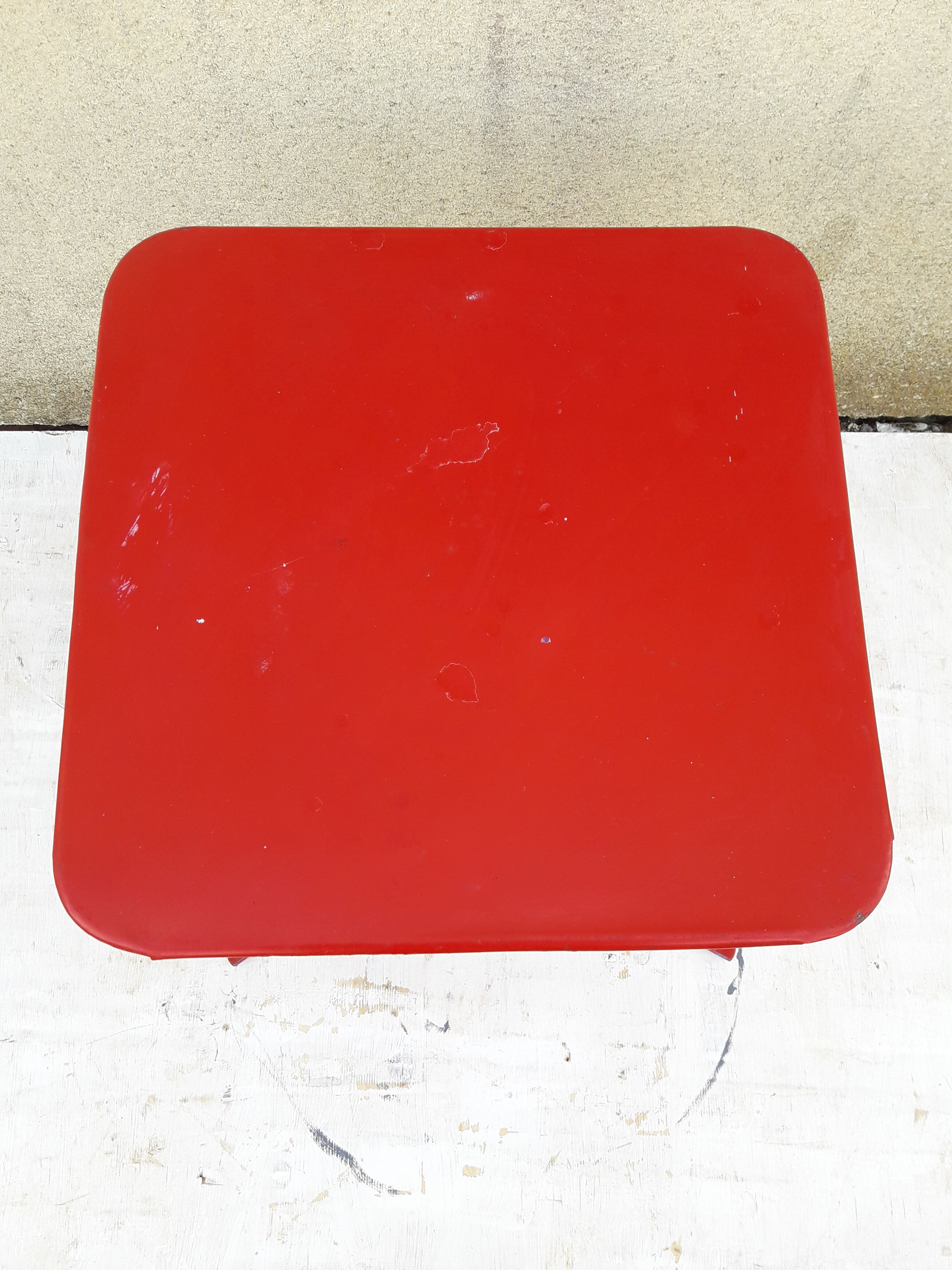 H 43 cm red metal folding coffee table