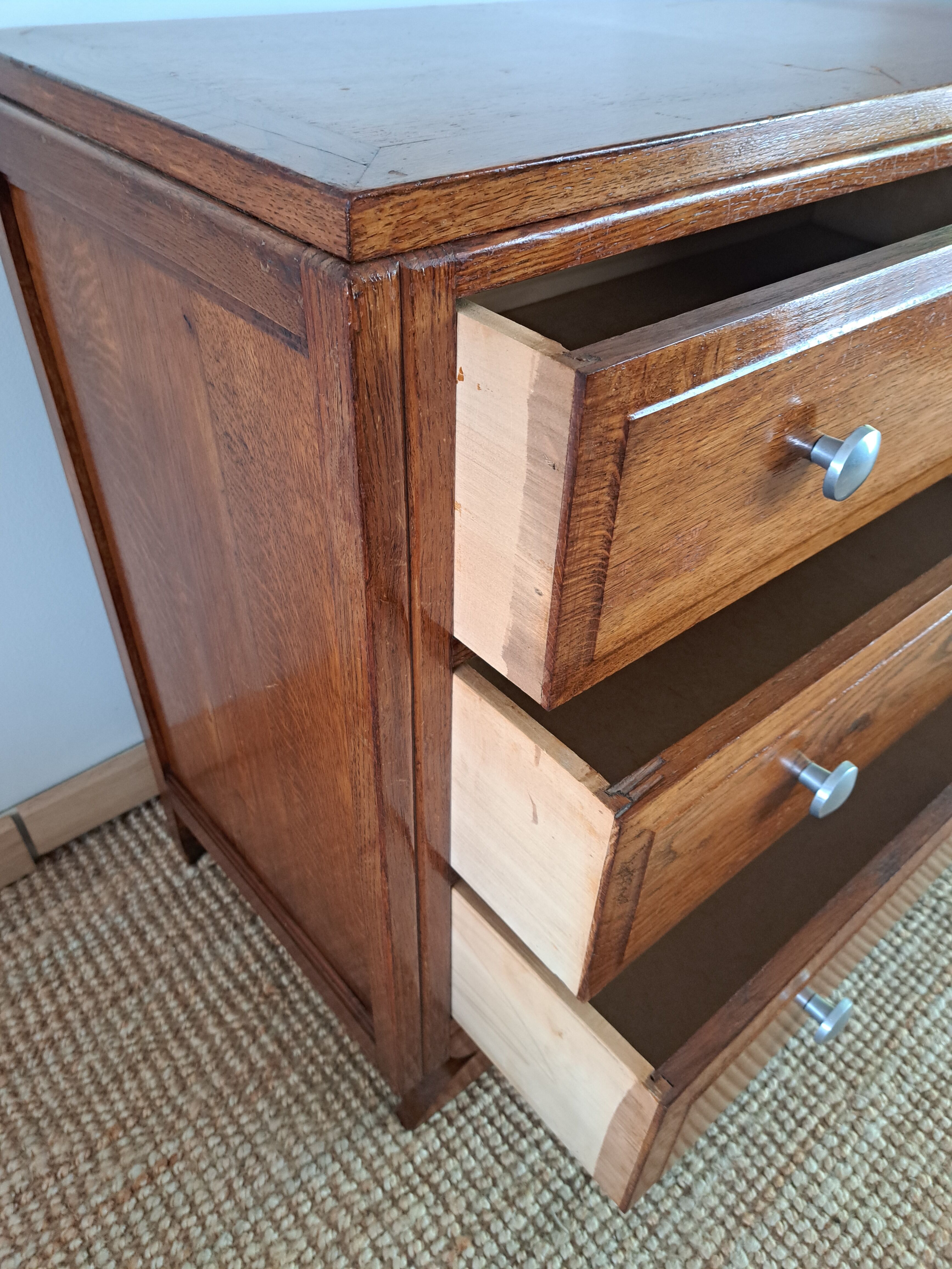Oak chest of drawers from the 1950s.
