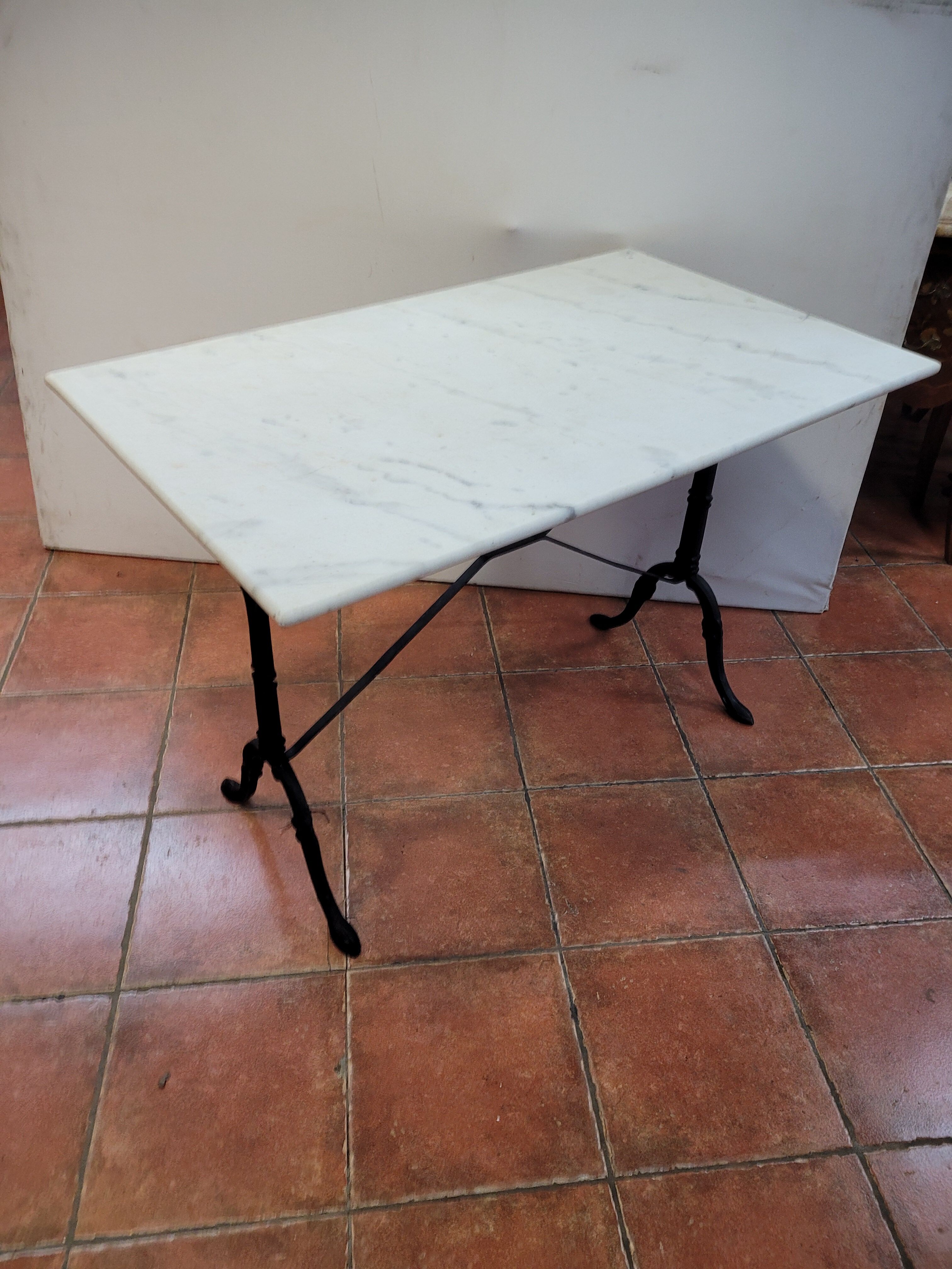 Table de bistrot dessus marbre